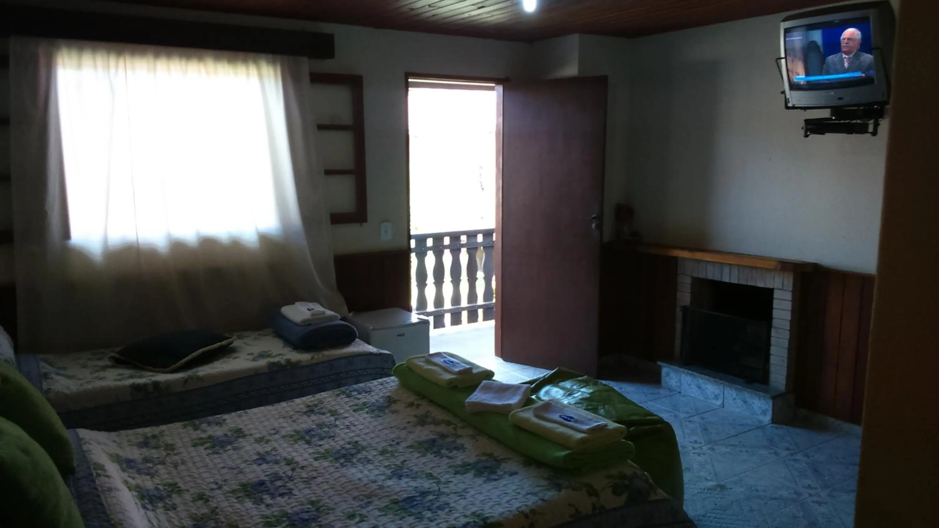 Shower, Bed in Recanto dos Fernandes