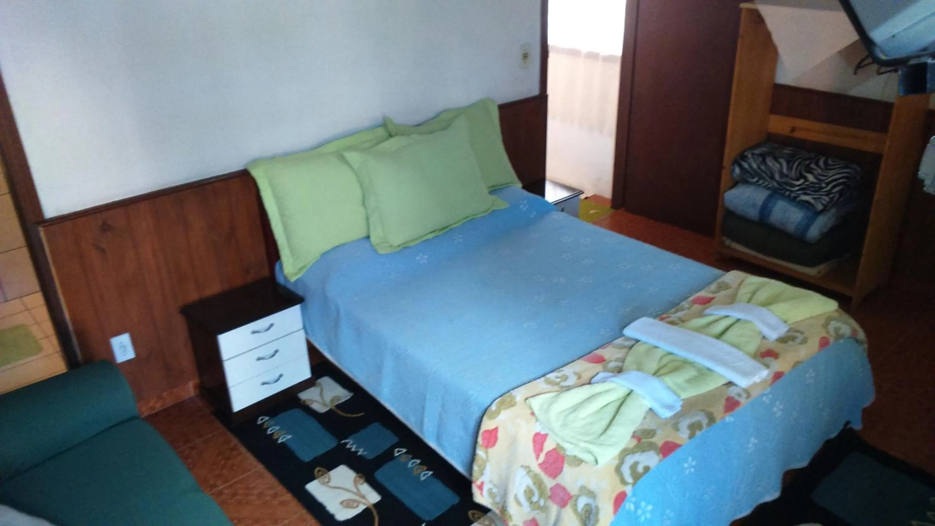 Shower, Bed in Recanto dos Fernandes