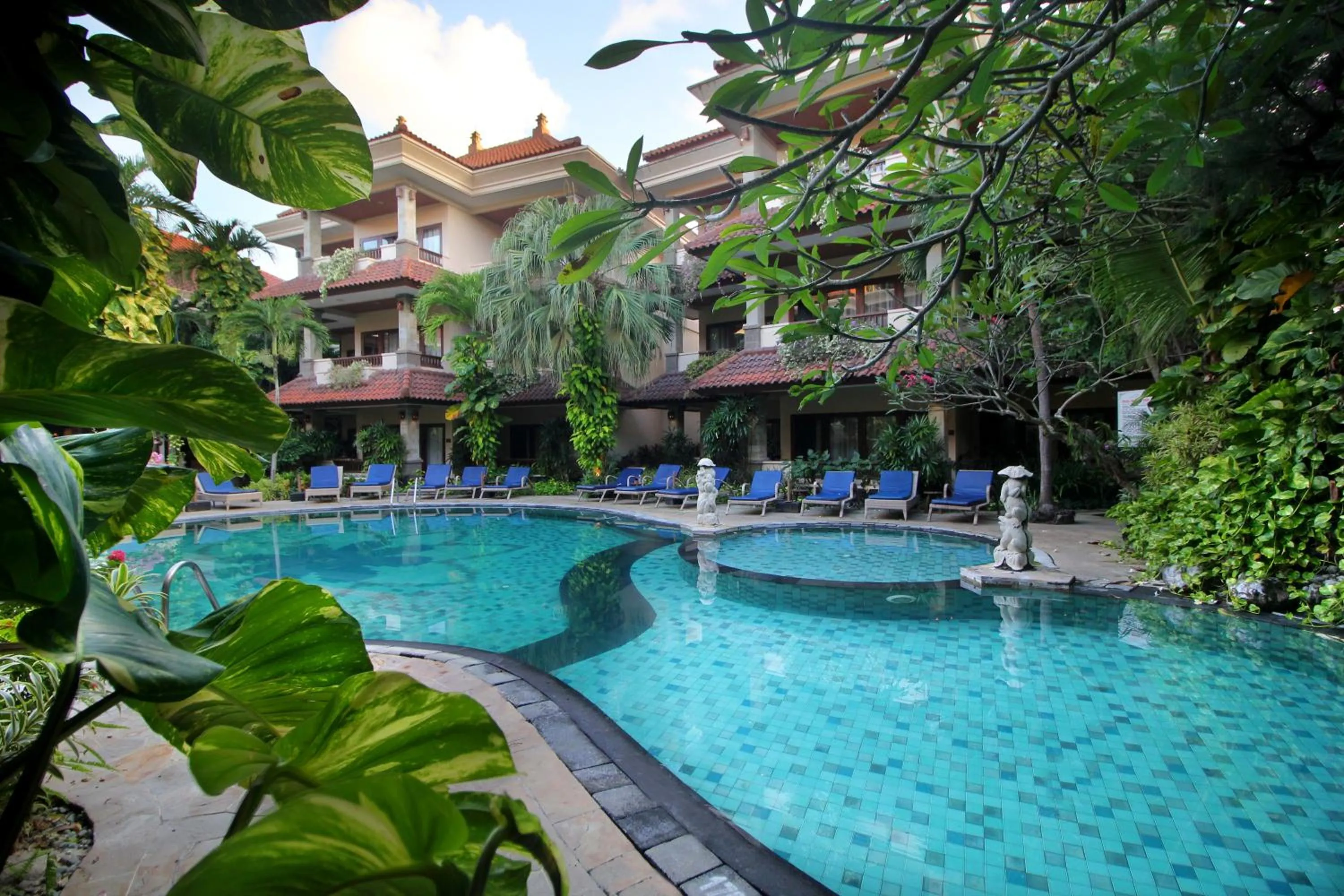 Swimming pool in Parigata Resorts and Spa