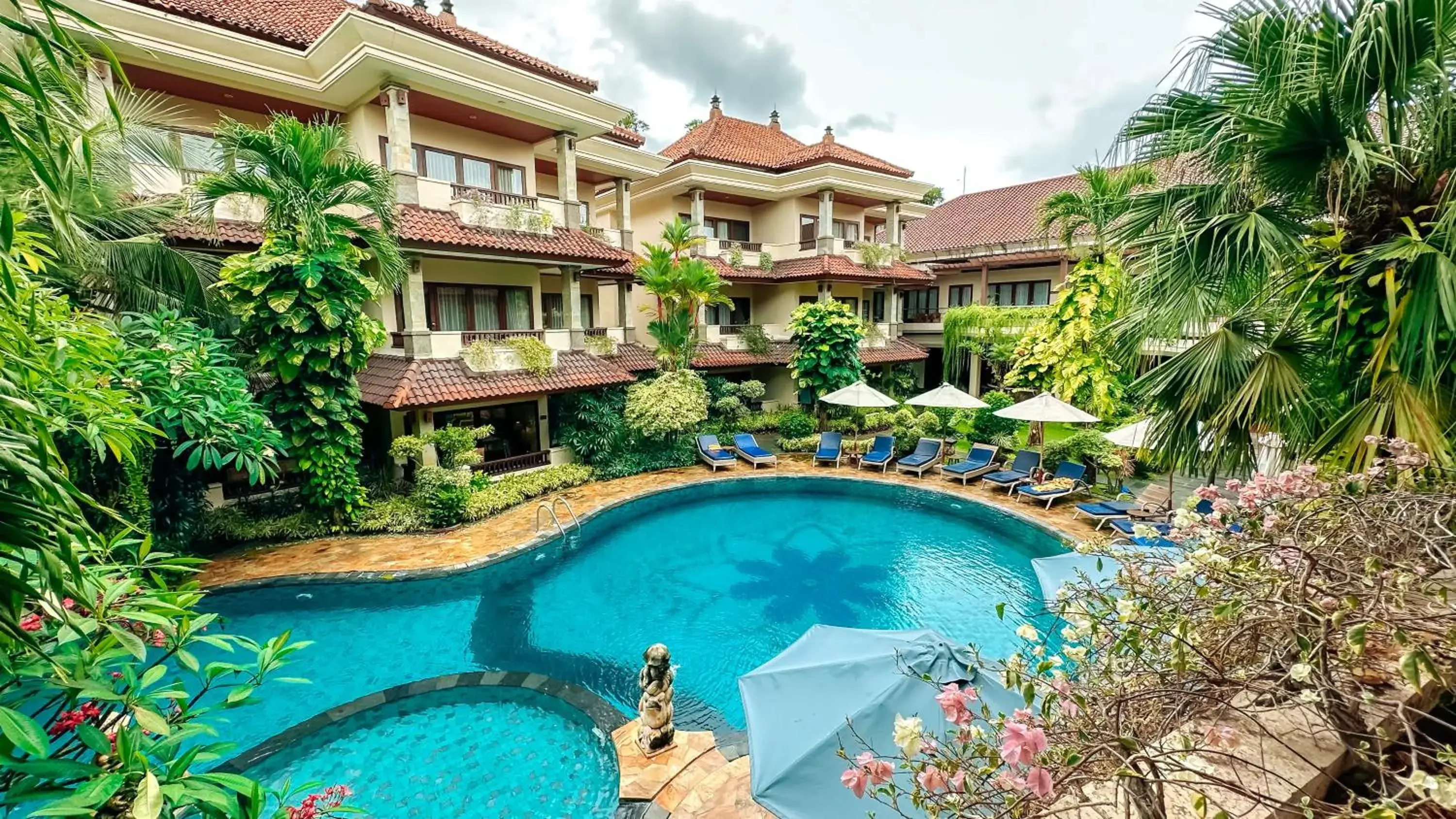 Swimming pool in Parigata Resorts and Spa Swimming pool in Parigata Resorts and Spa