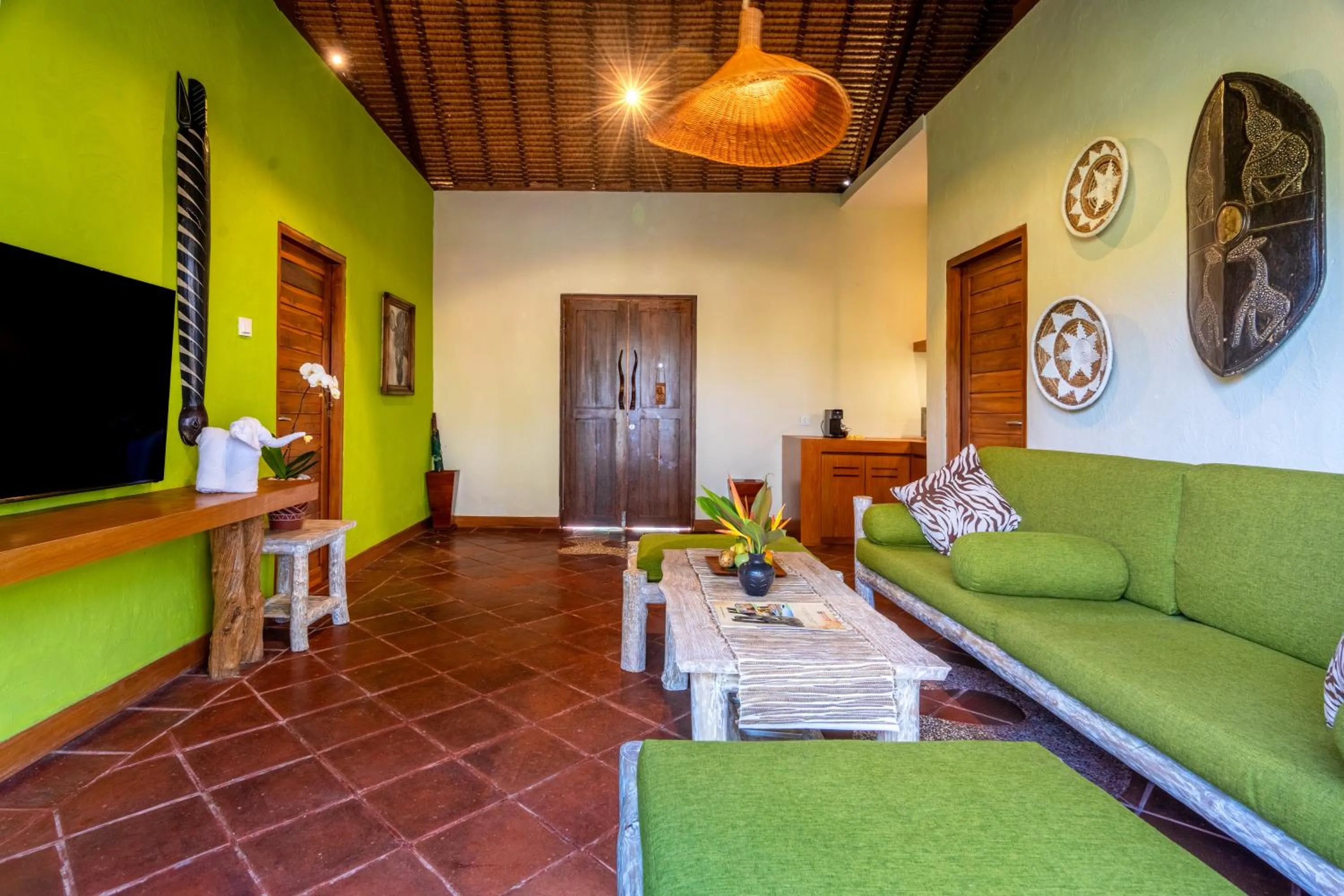 Communal lounge/ TV room in Mara River Safari Lodge Bali