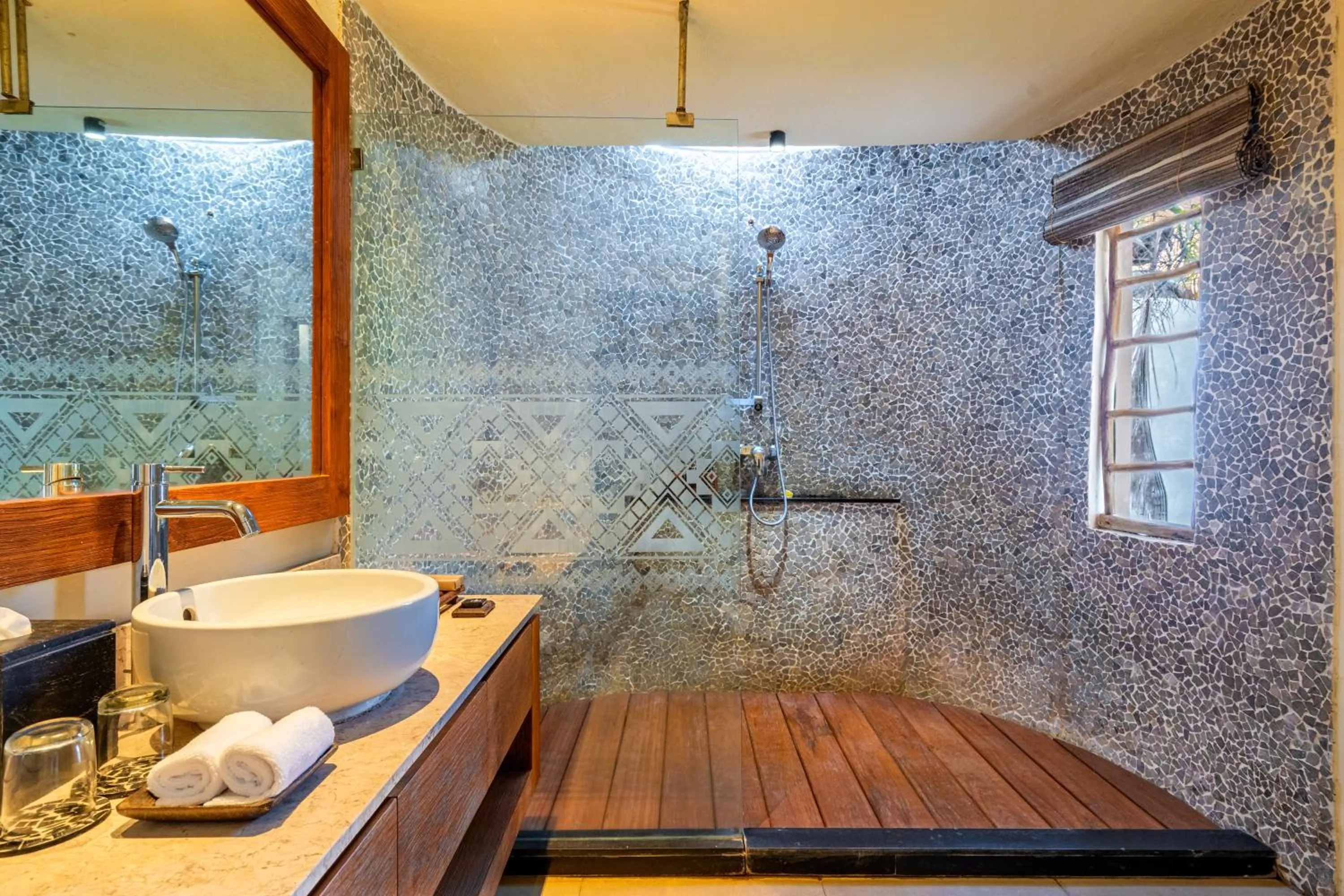 Shower in Mara River Safari Lodge Bali