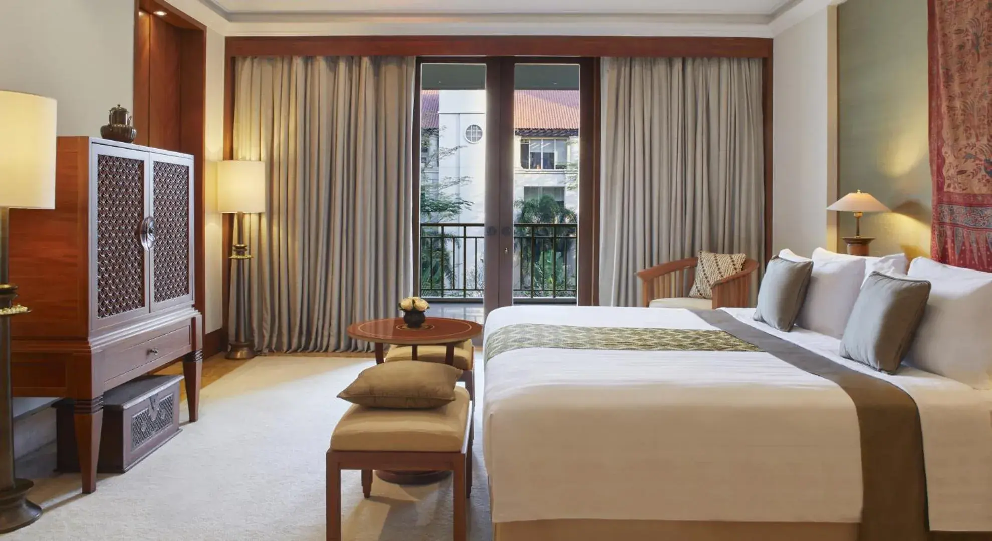 Shower, Bed in The Dharmawangsa Jakarta Shower, Bed in The Dharmawangsa Jakarta