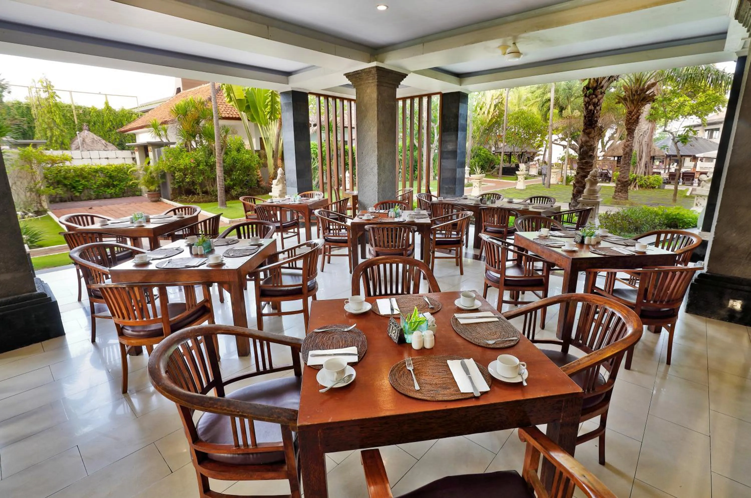 Restaurant/places to eat in Puri Saron Hotel Seminyak