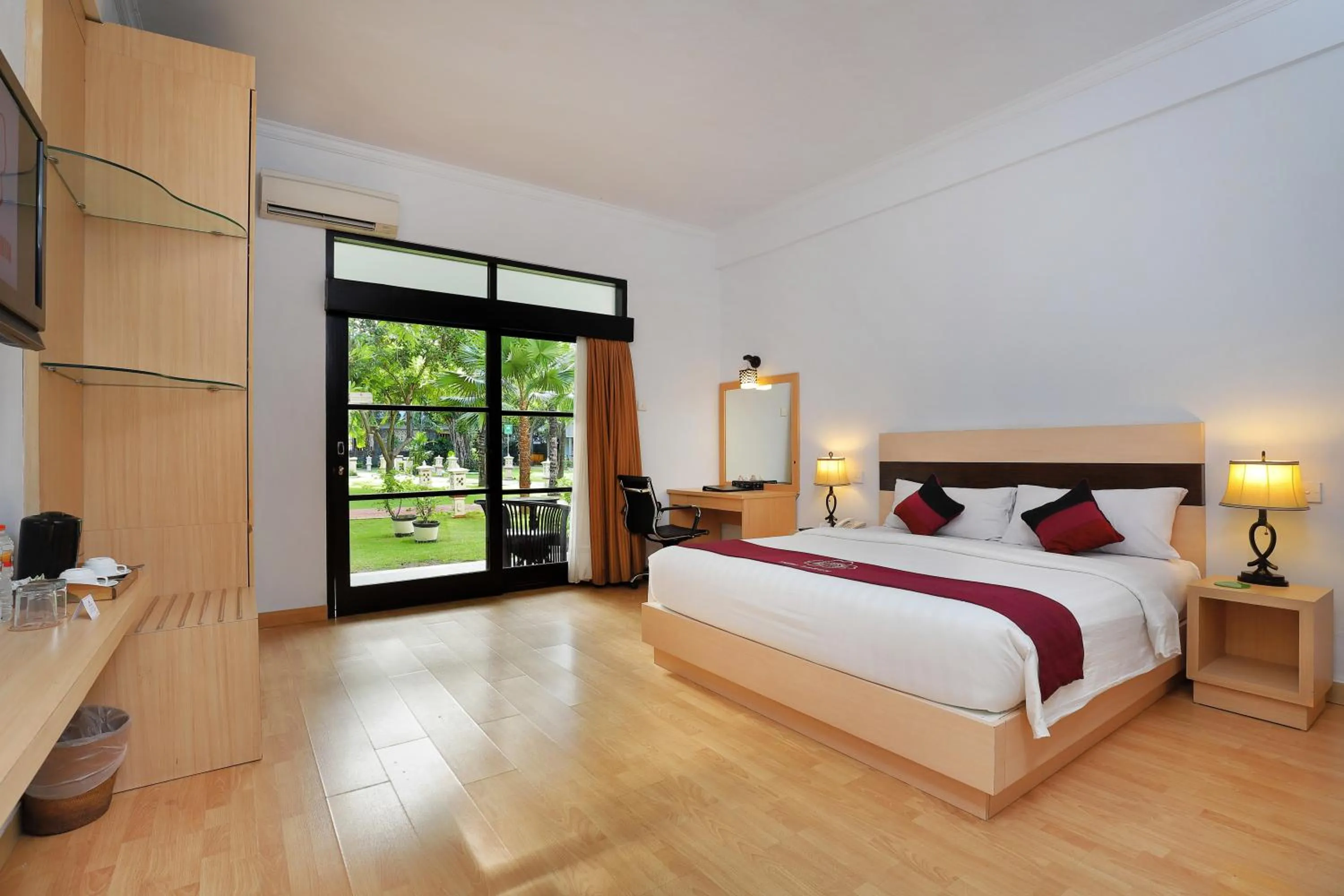 Bedroom, Bed in Puri Saron Hotel Seminyak