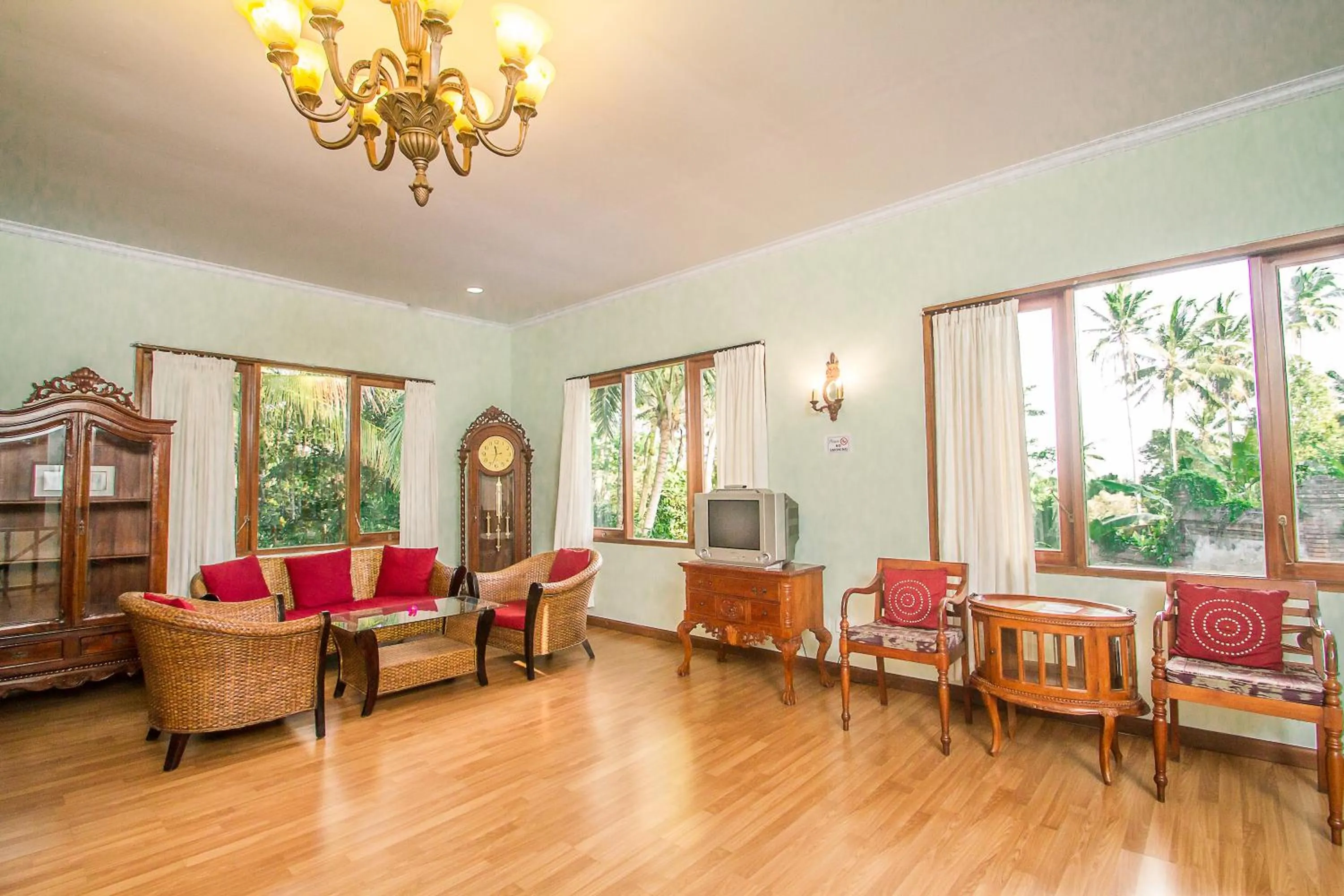 Living room in Puri Saron Hotel Madangan - Gianyar