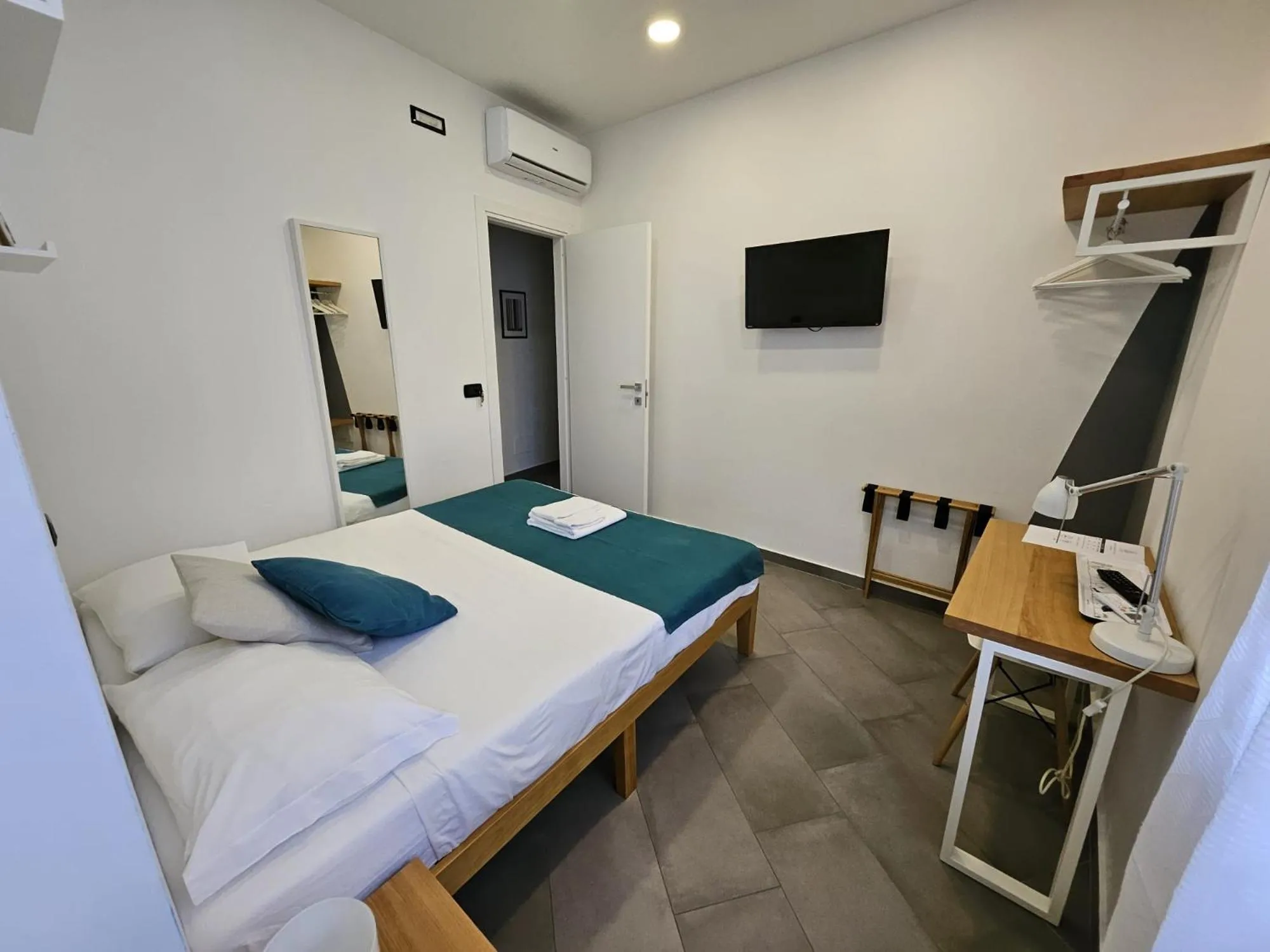 Bedroom, Bed in B&B Fuori Squadro - In Centro Città - Terrazza Relax vista Mare