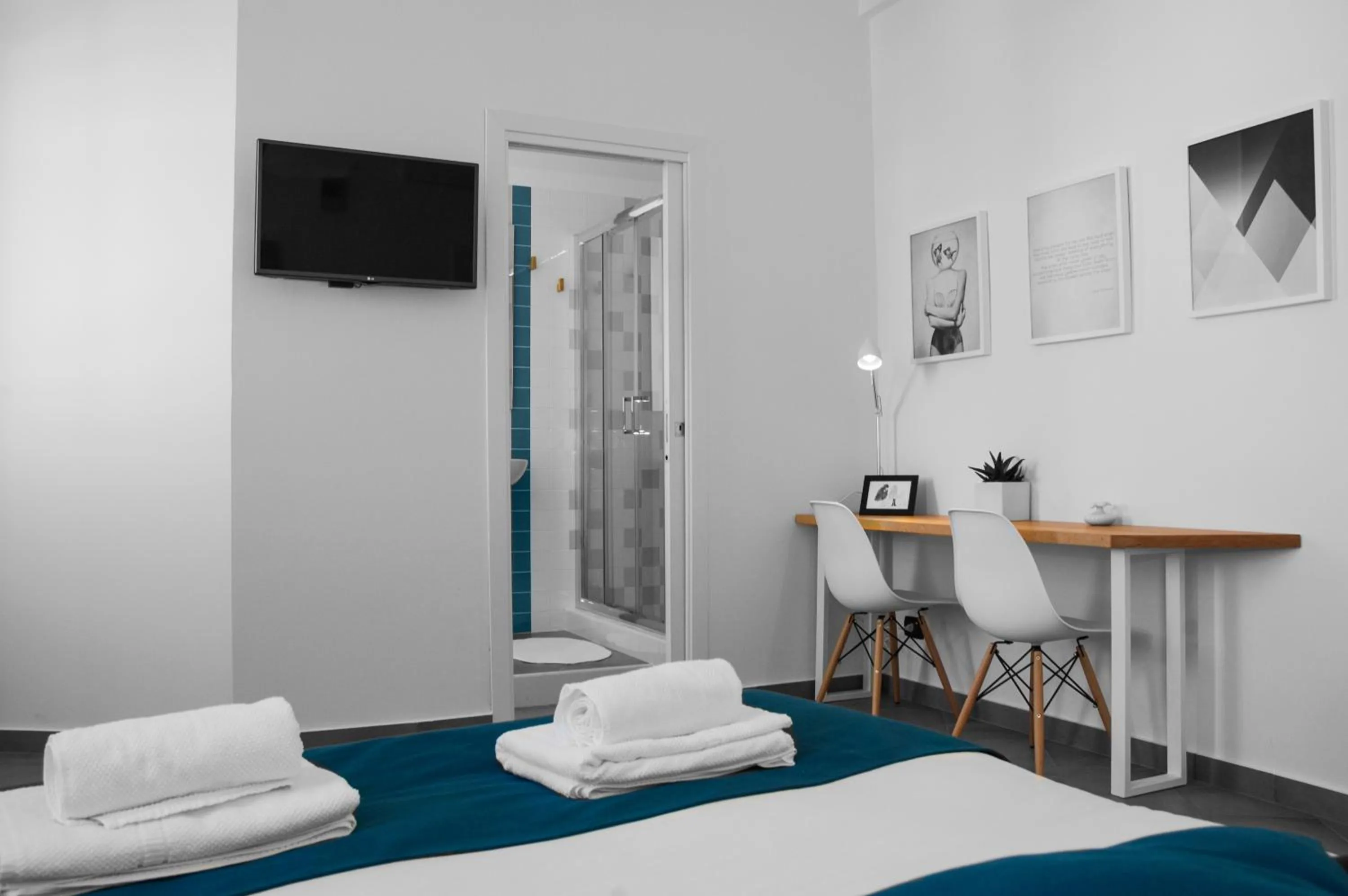 Photo of the whole room, Bed in B&B Fuori Squadro - In Centro Città - Terrazza Relax vista Mare
