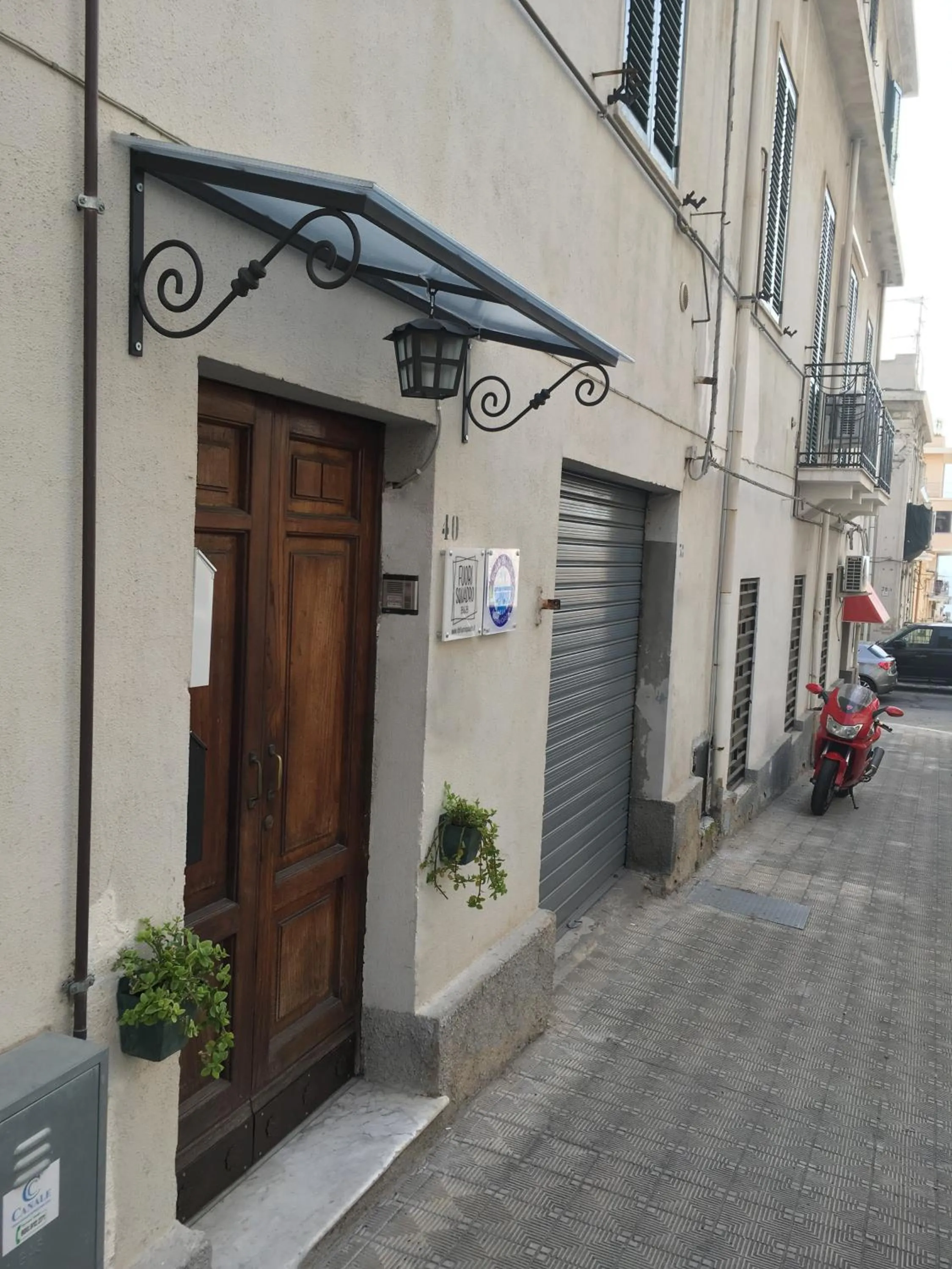 Facade/entrance in B&B Fuori Squadro - In Centro Città - Terrazza Relax vista Mare