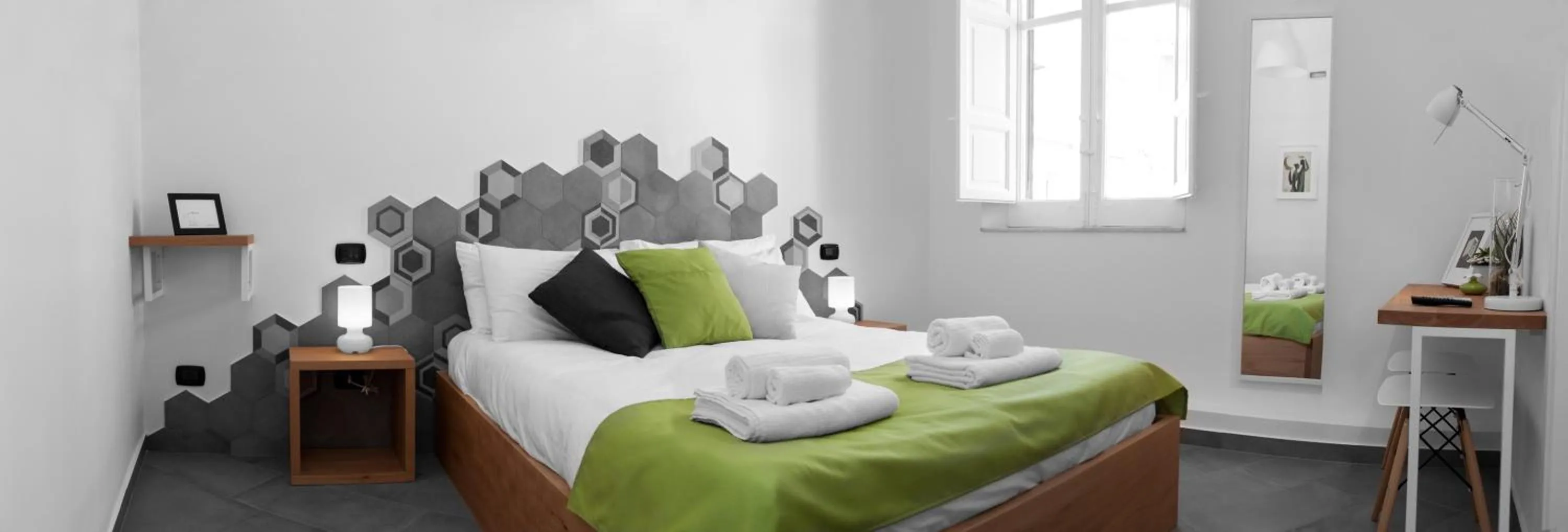 Photo of the whole room, Bed in B&B Fuori Squadro - In Centro Città - Terrazza Relax vista Mare