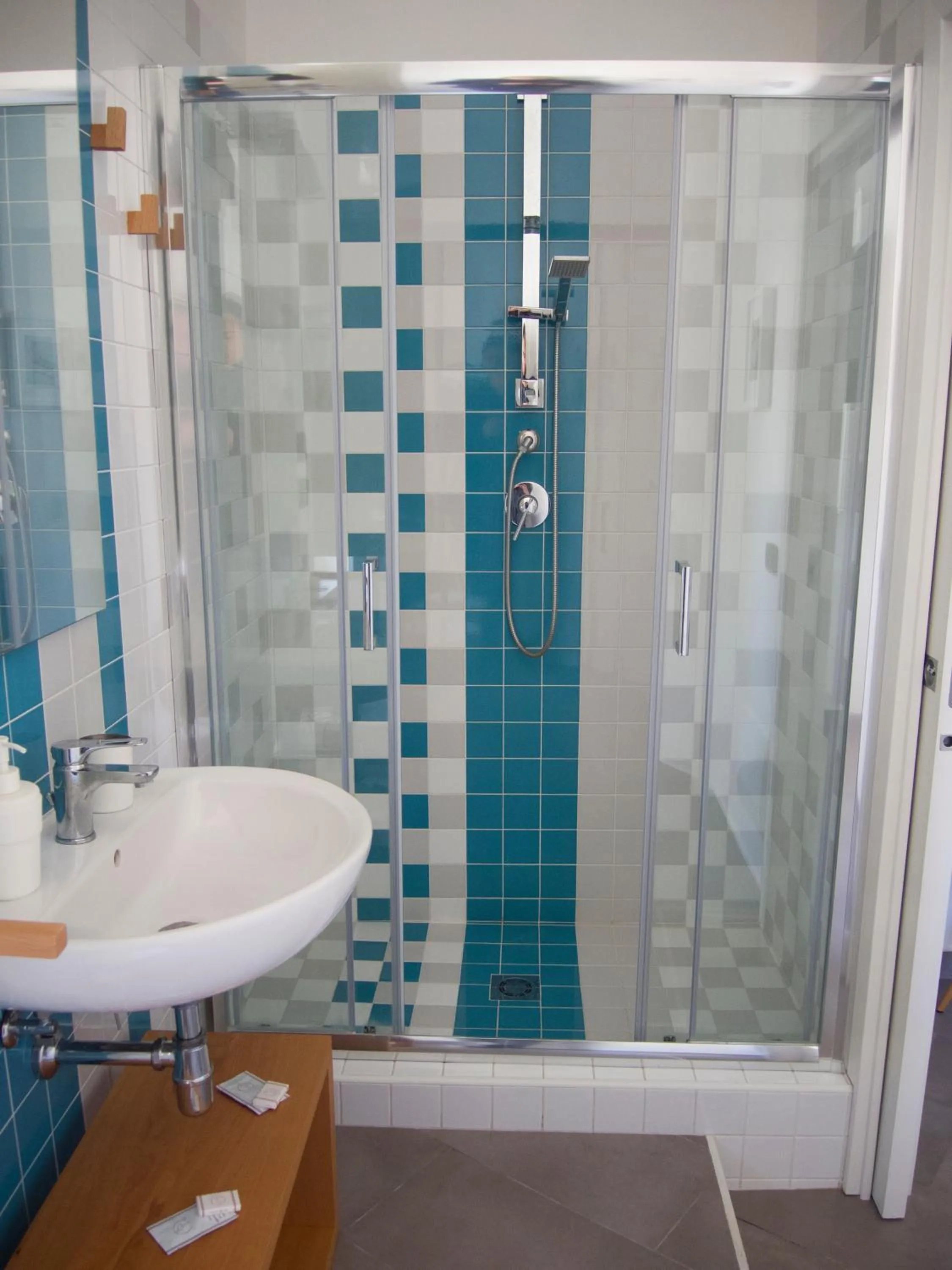Shower in B&B Fuori Squadro - In Centro Città - Terrazza Relax vista Mare