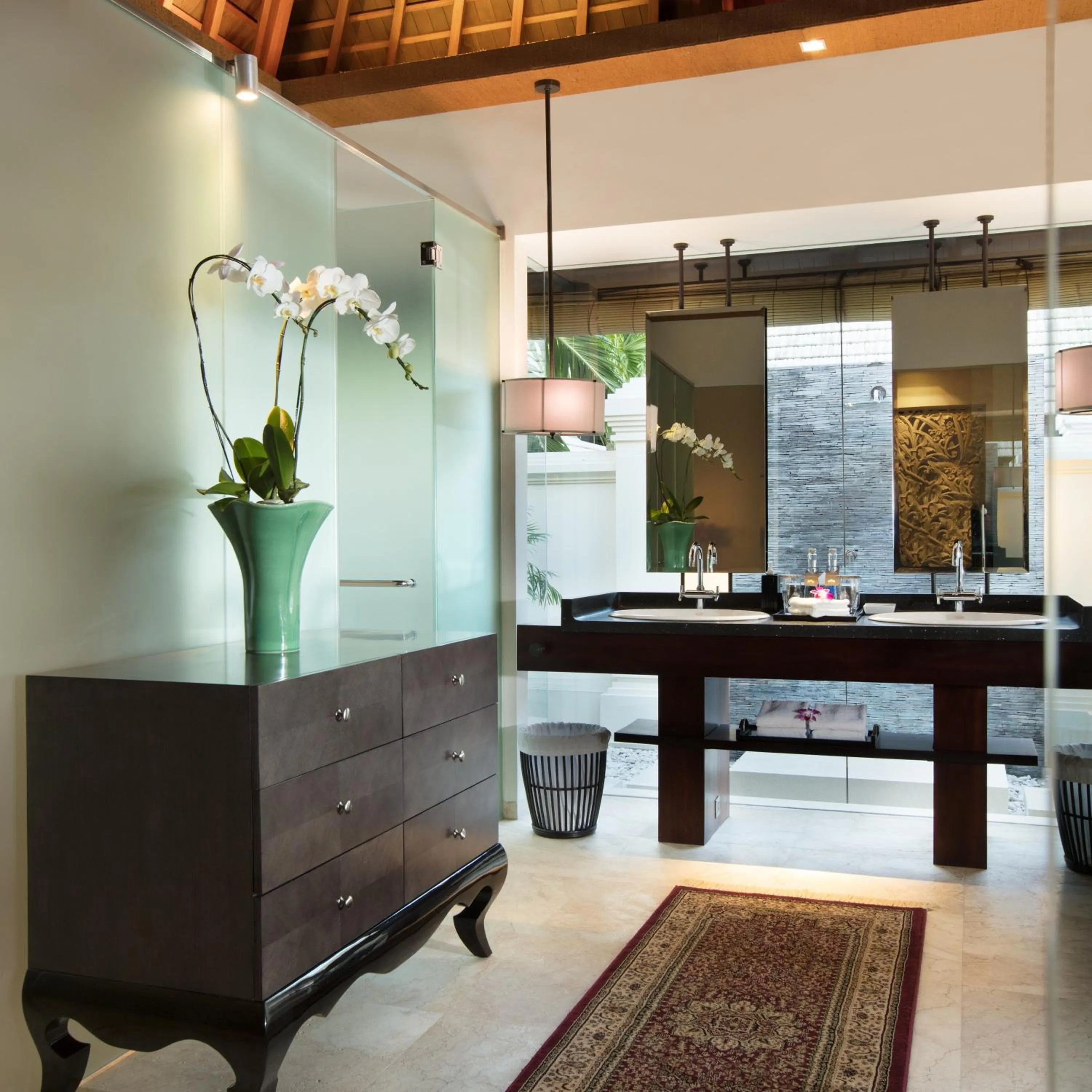 Shower in The Royal Santrian