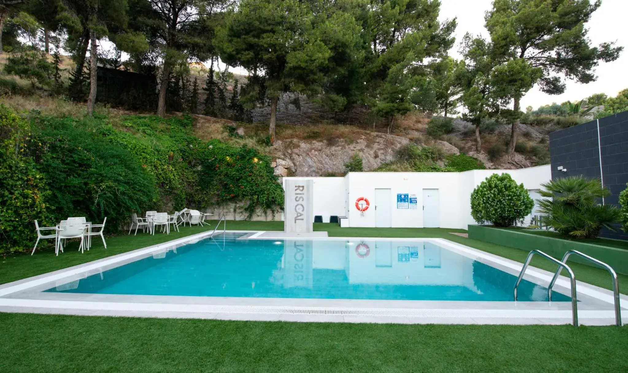 Swimming pool in Sercotel Riscal Swimming pool in Sercotel Riscal