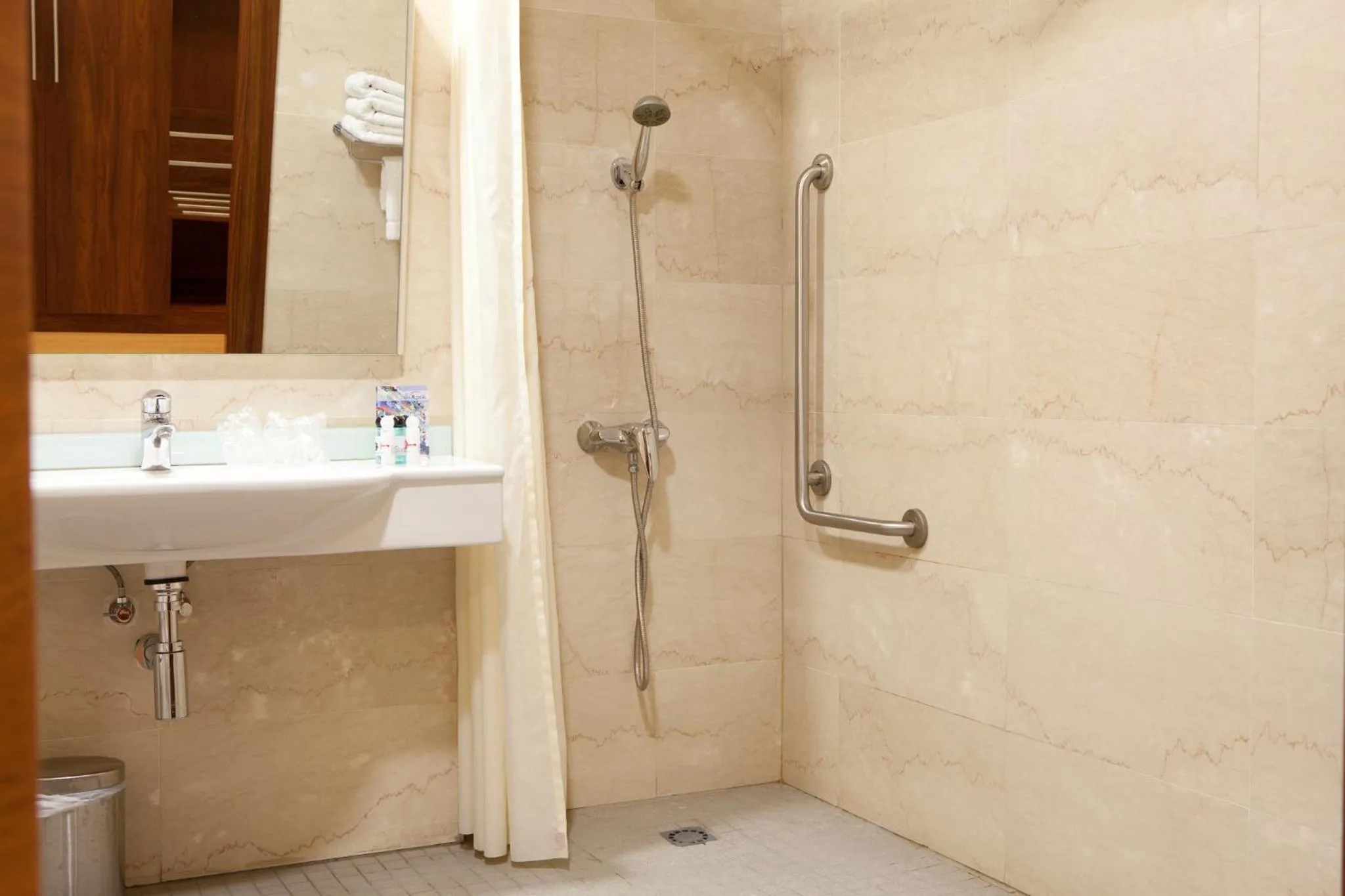 Toilet in Sercotel Riscal