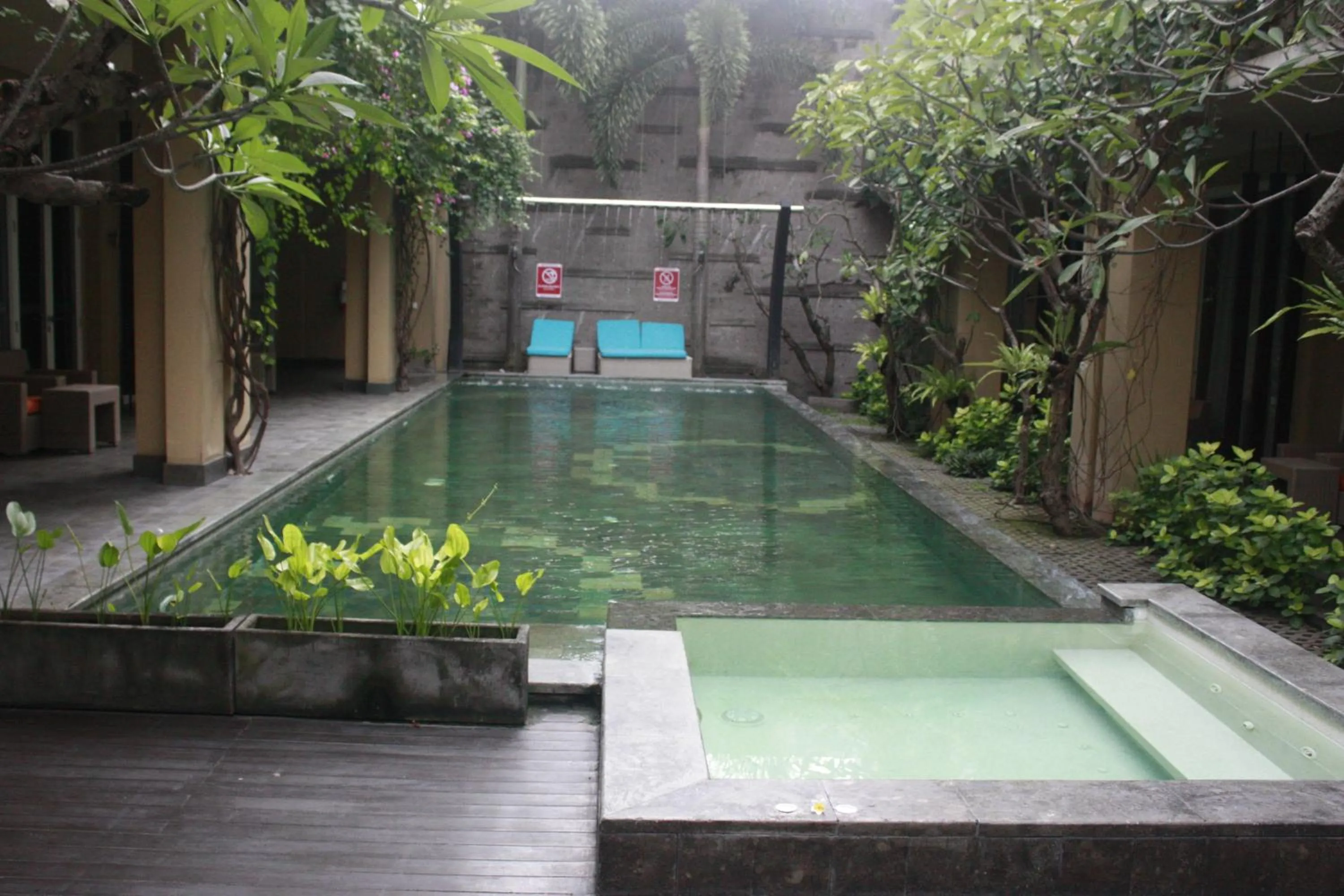 Swimming Pool in 100 Sunset Boutique