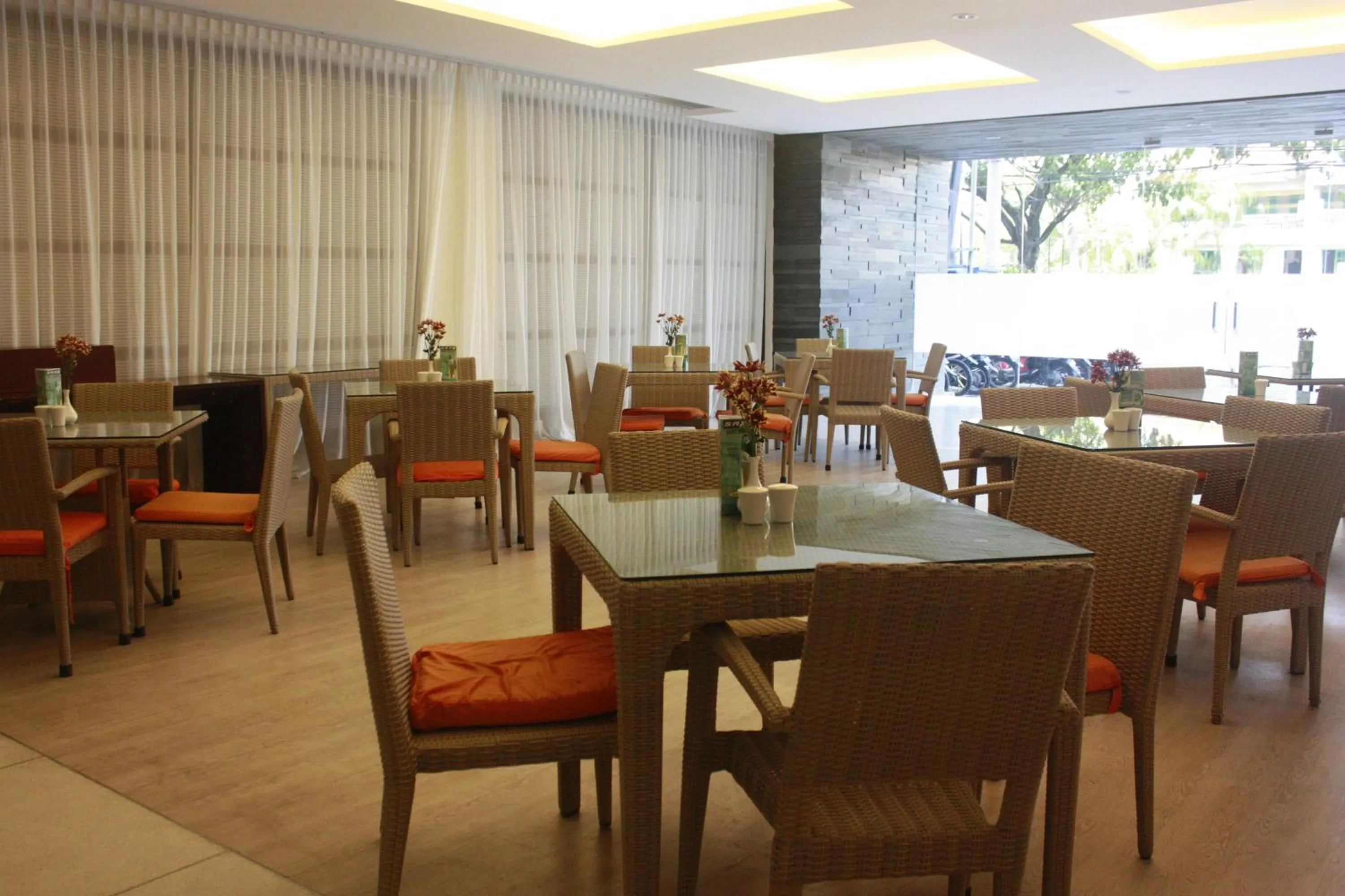 Restaurant/Places to Eat in 100 Sunset Boutique