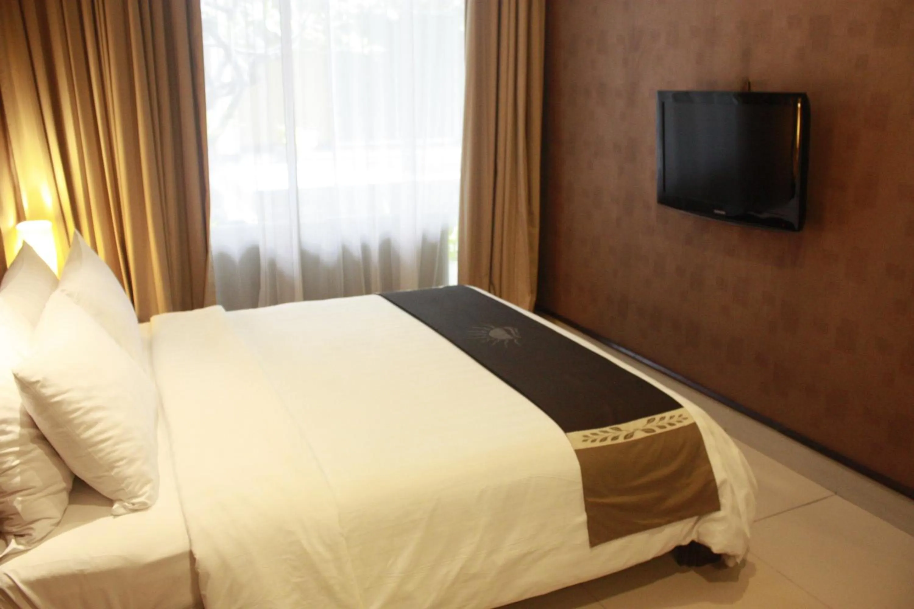 Bed, TV/Entertainment Center in 100 Sunset Boutique