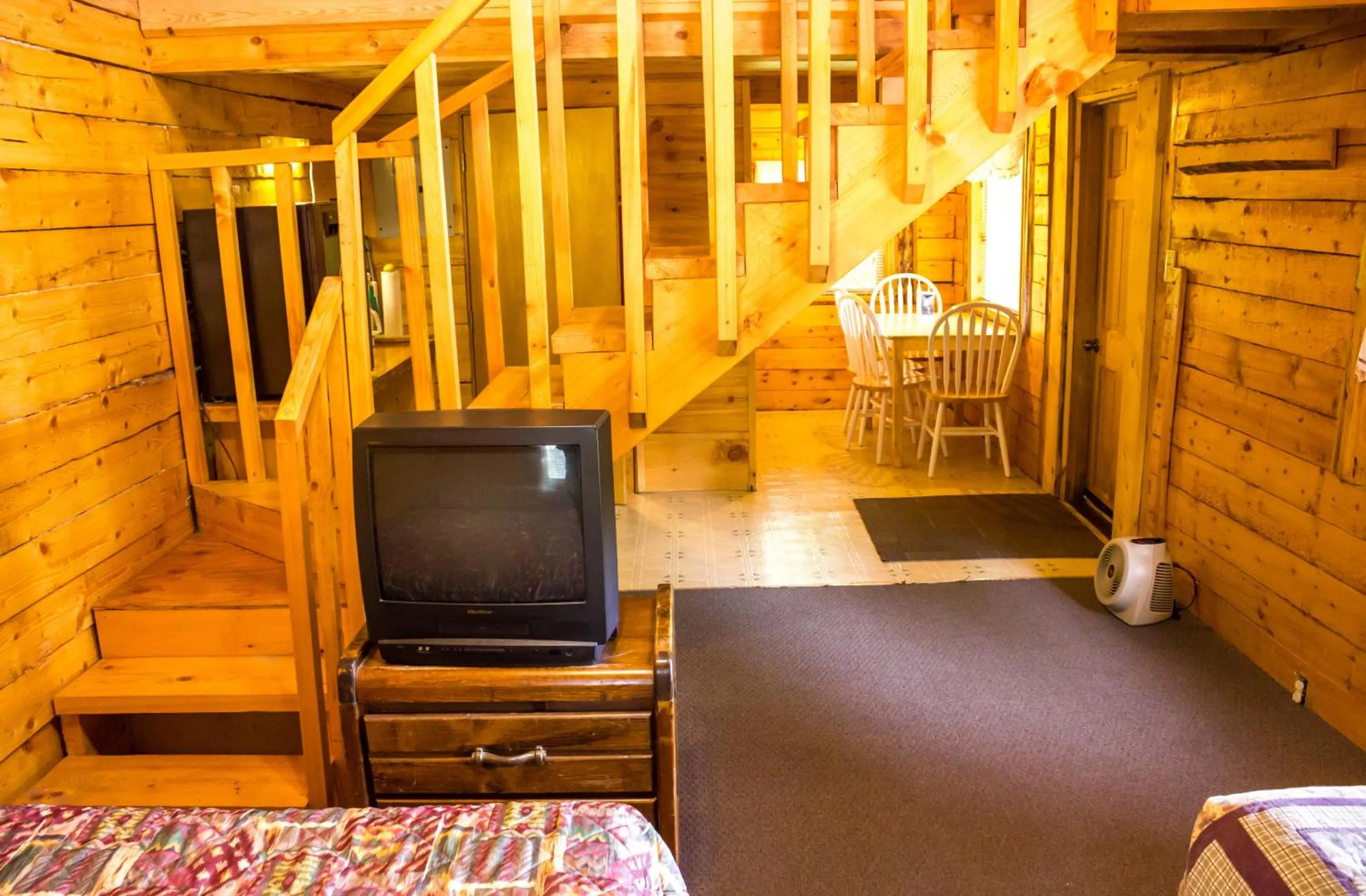 Bed in Midnight Sun Log Cabins