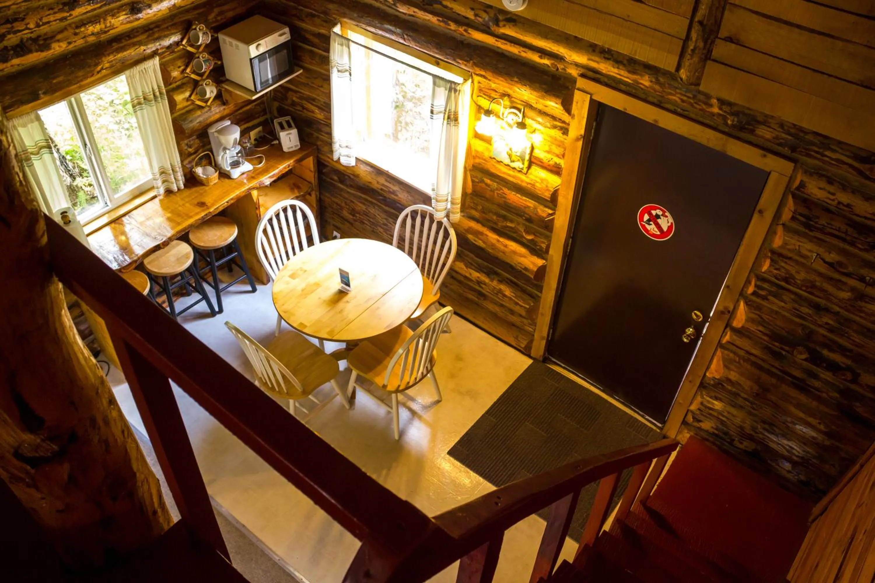 Coffee/tea facilities in Midnight Sun Log Cabins