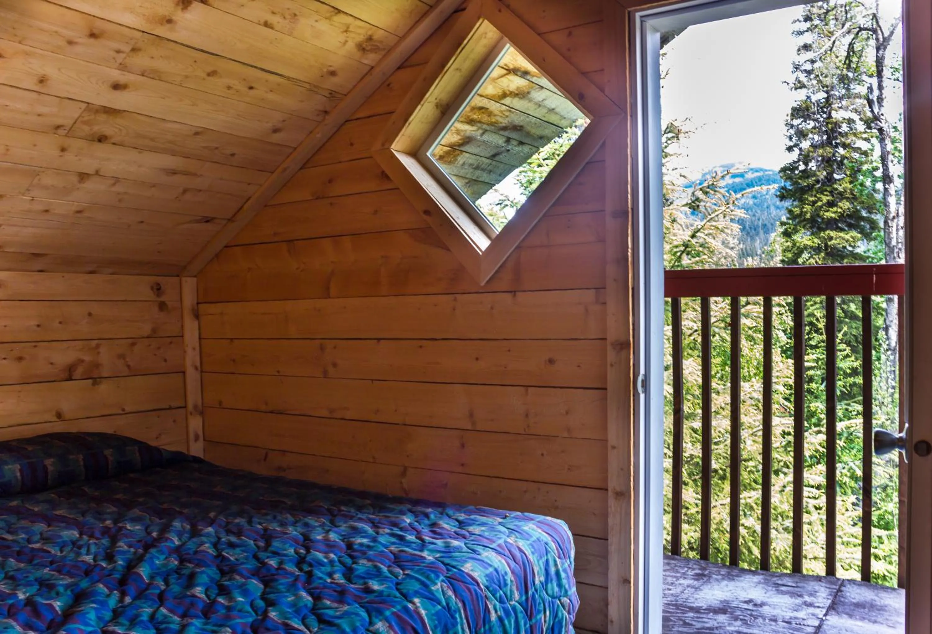 Bed in Midnight Sun Log Cabins