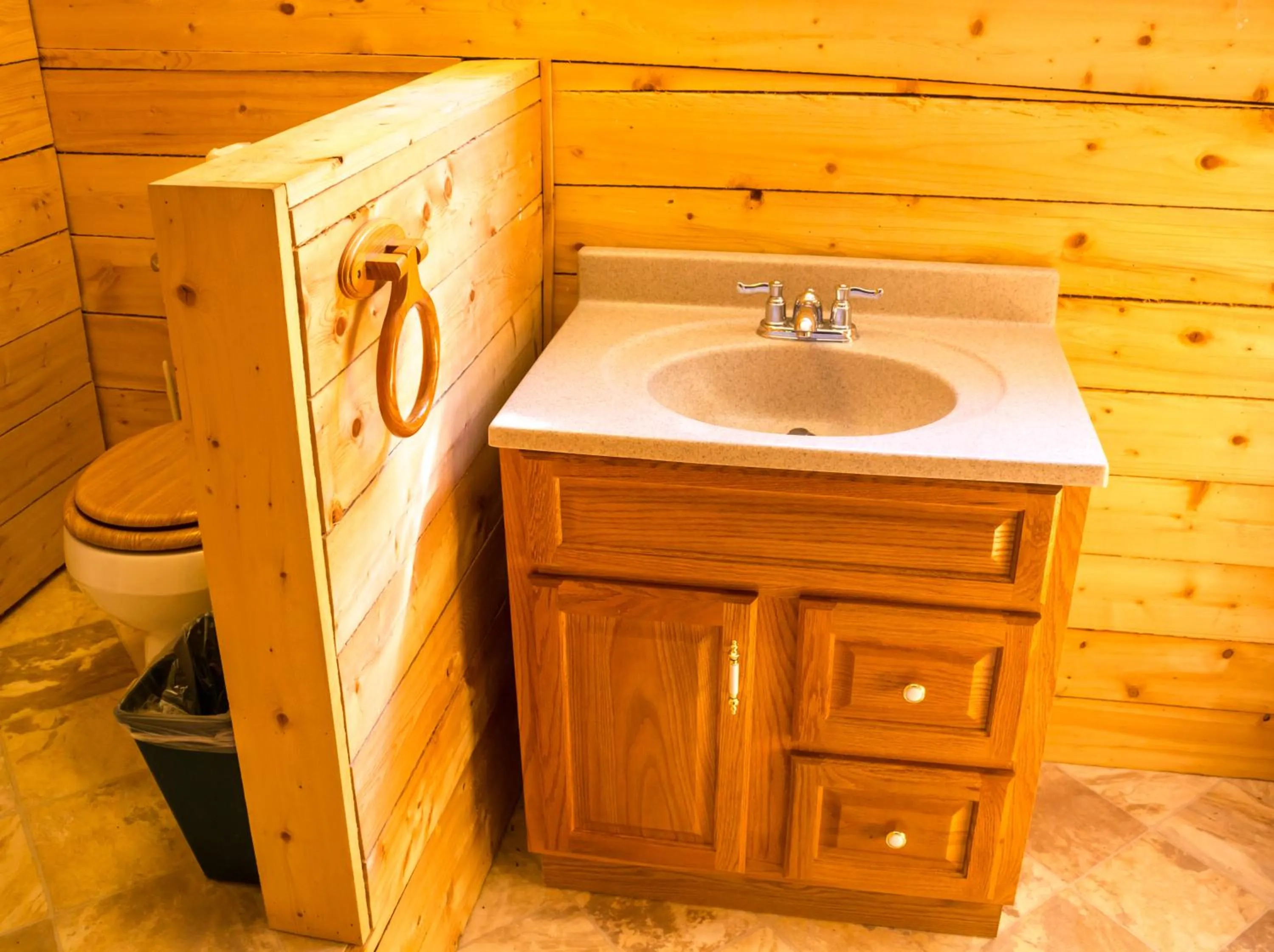 Toilet in Midnight Sun Log Cabins