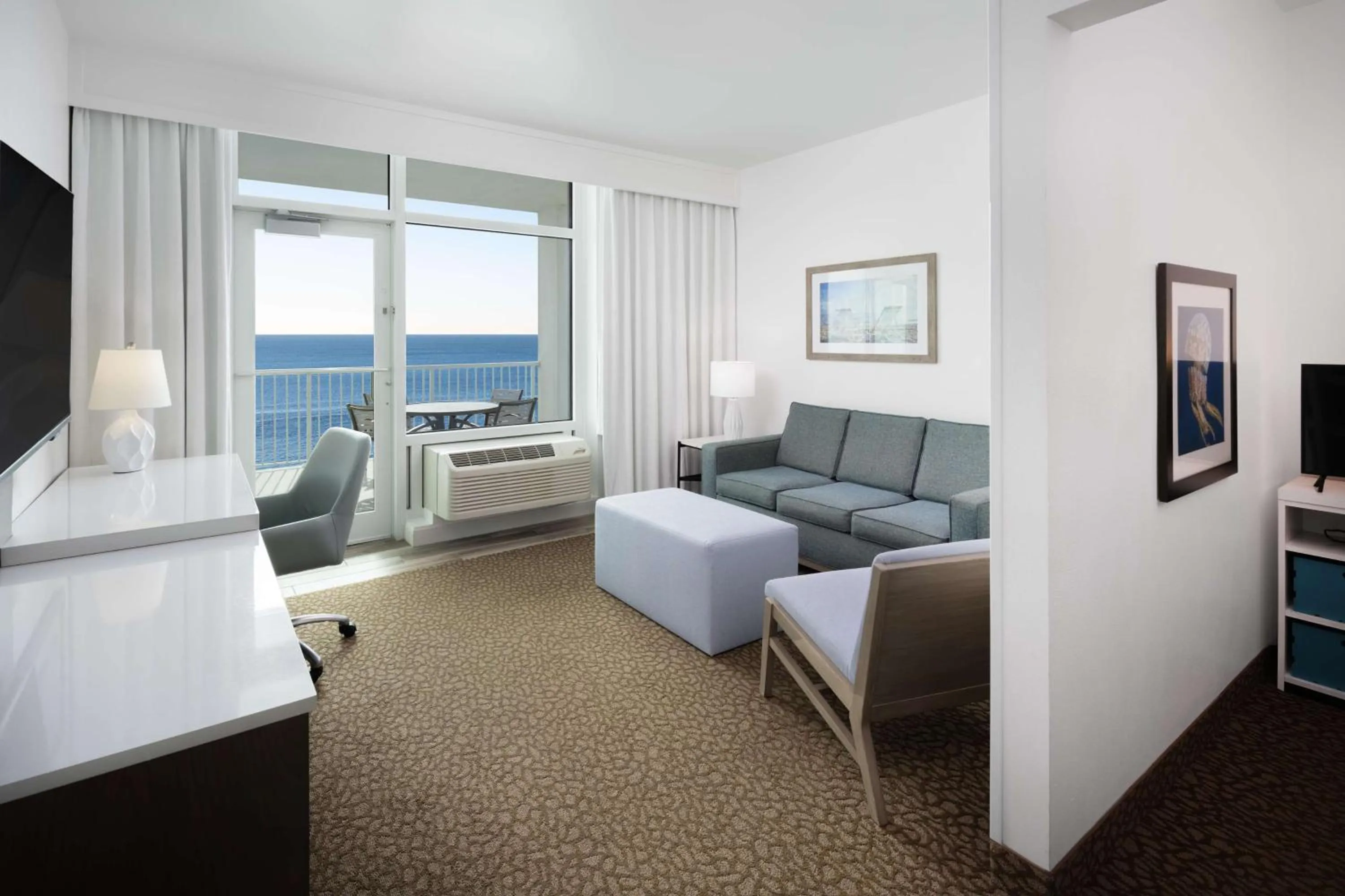 Photo of the whole room, Bed in Best Western Premier - The Tides