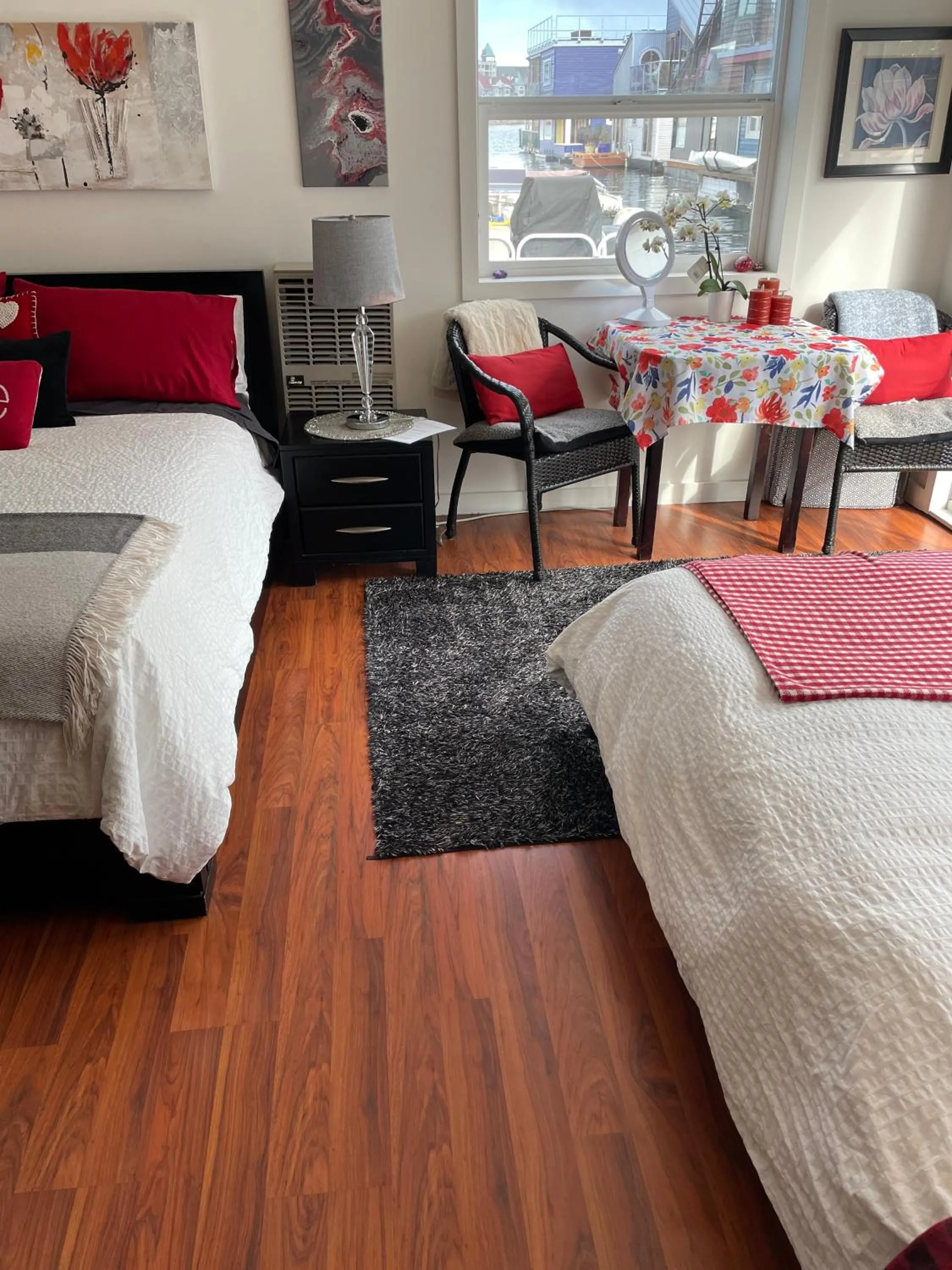 Bed in A Float Home B&B in Fisherman’s Wharf