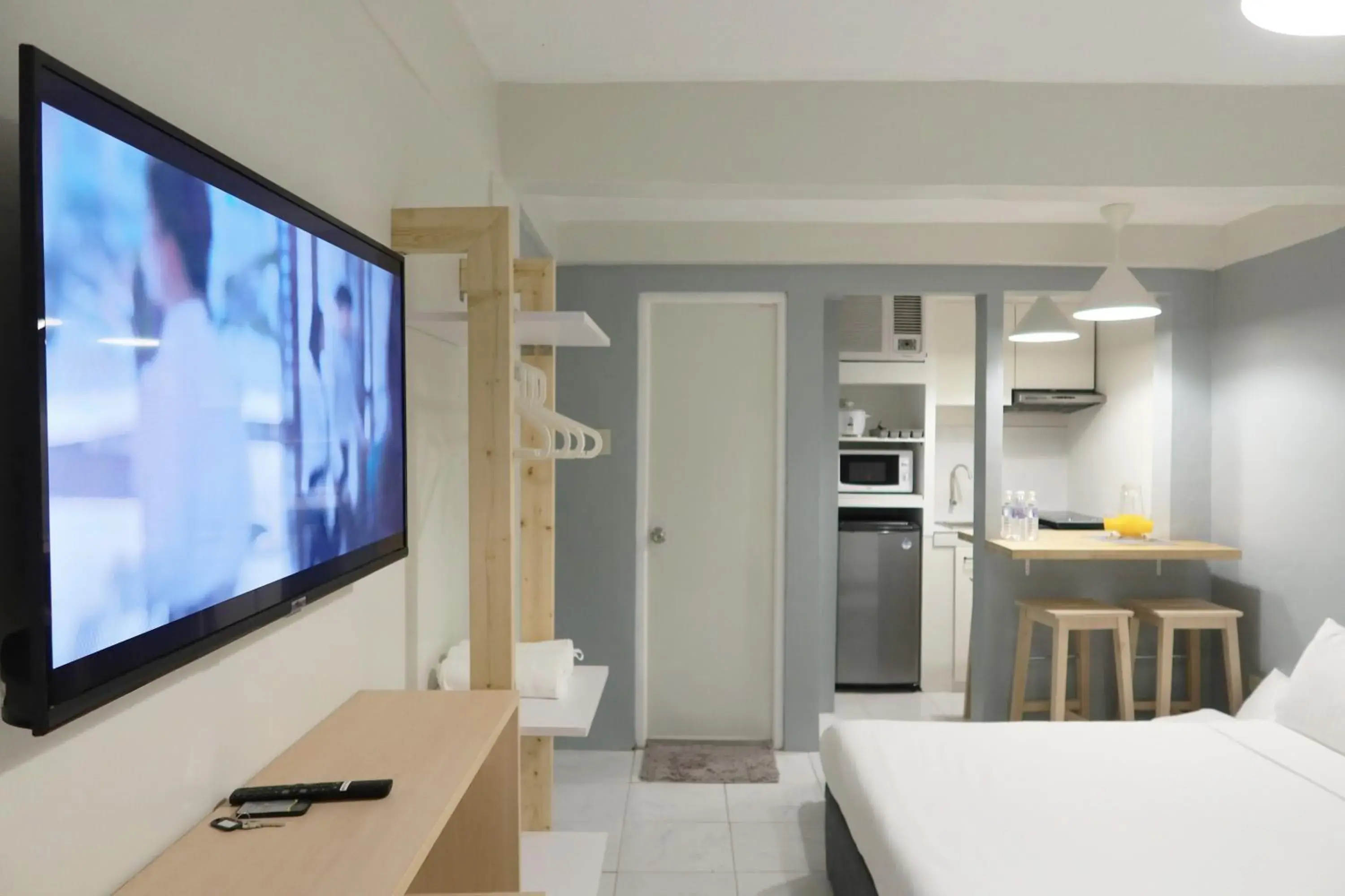 Shower, Bed in Dragonfly Apartments and Transient House Shower, Bed in Dragonfly Apartments and Transient House