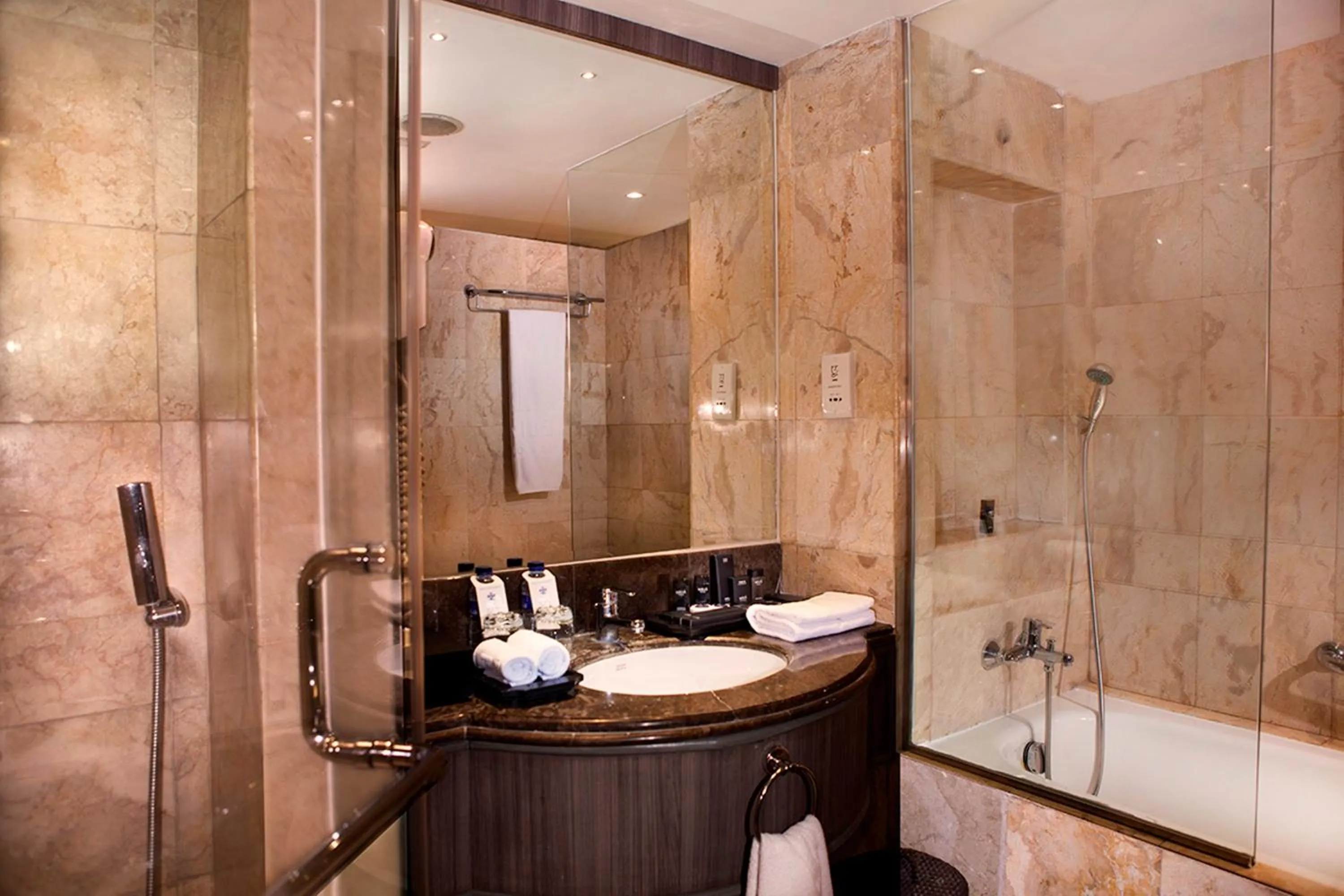 Shower in Melia Purosani Yogyakarta