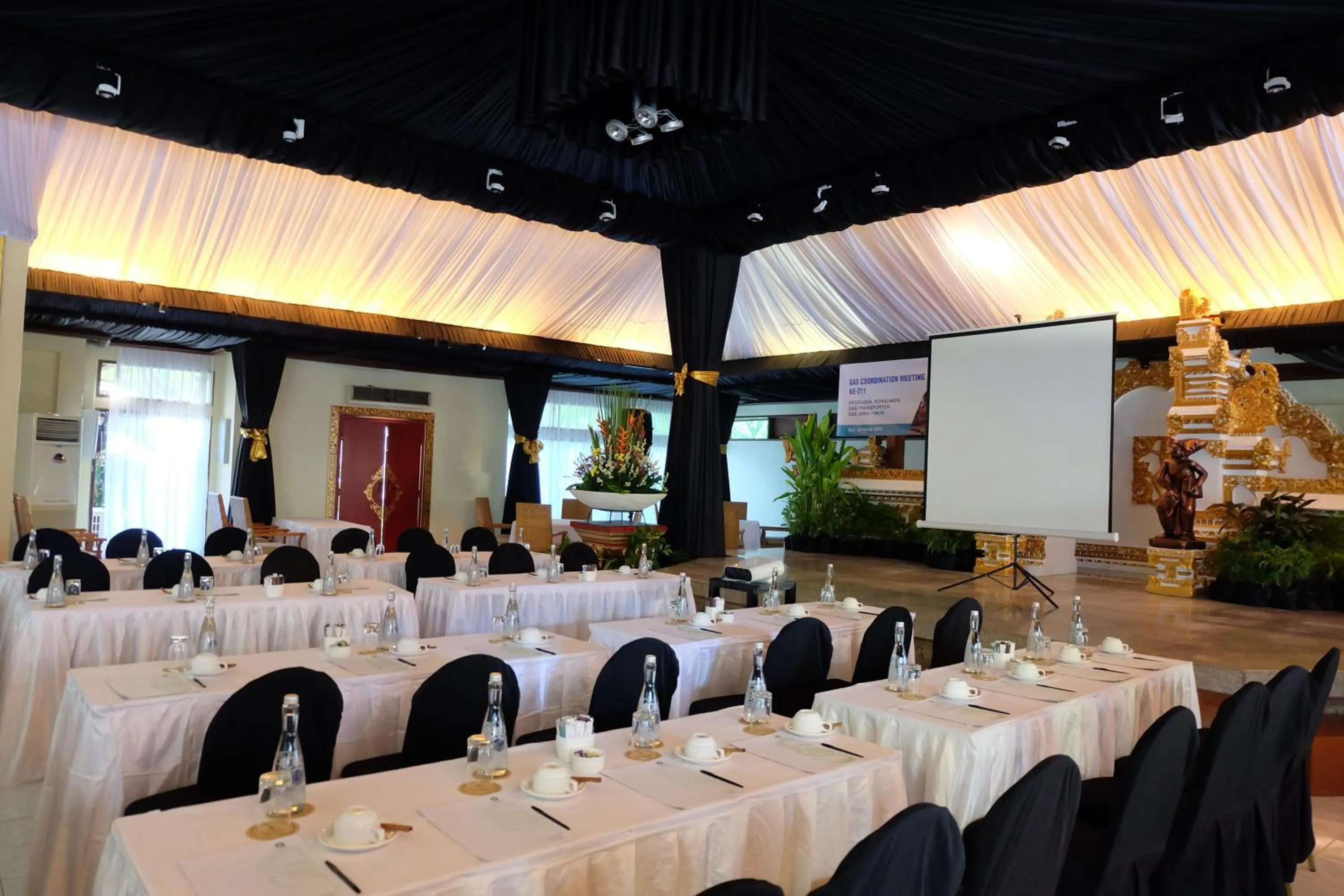 Business facilities in Puri Santrian Beach Resort And Spa