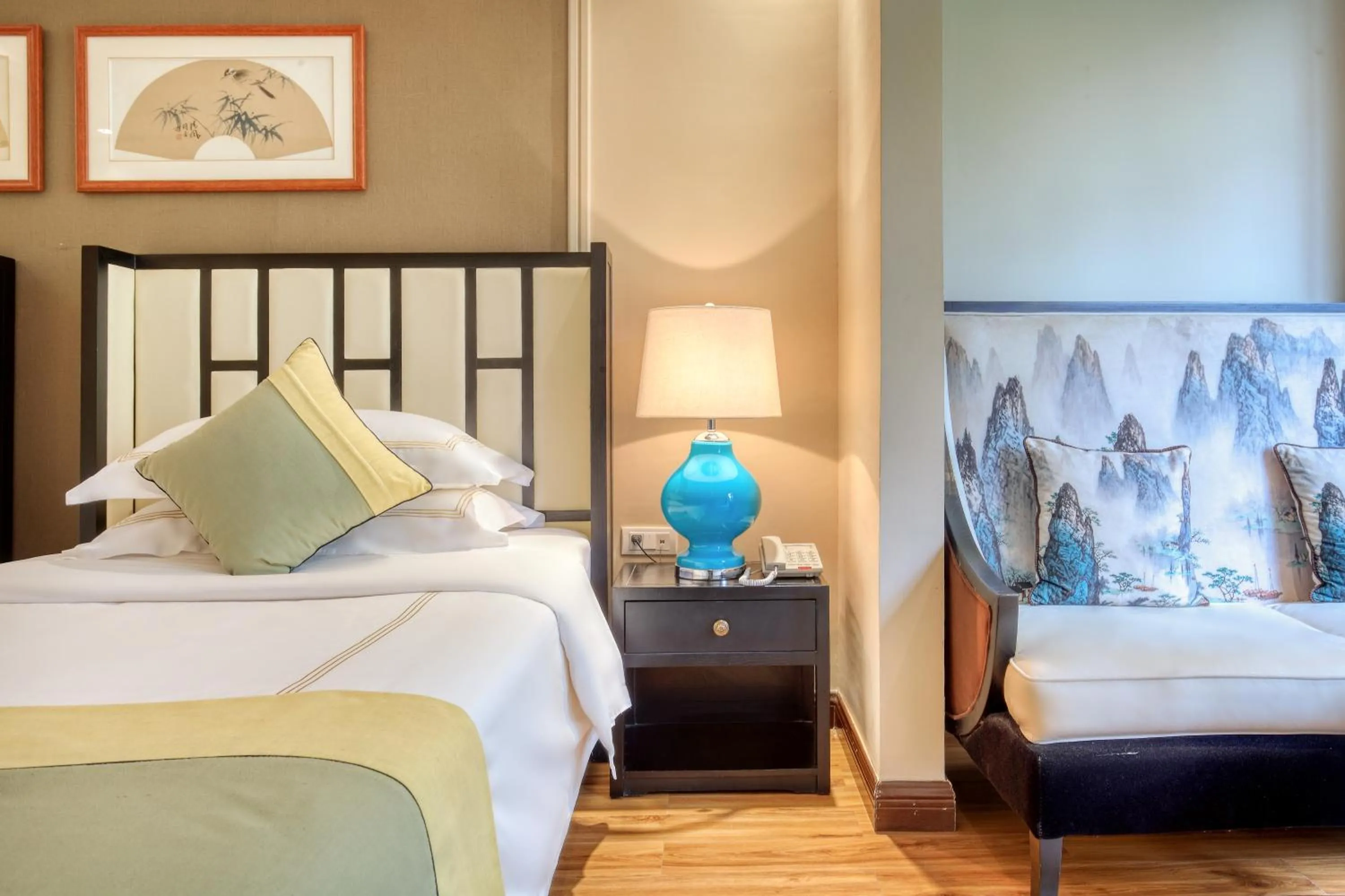 Standard Twin Room with Mountain View in Yangshuo Lijiang Island Riverside Resort -Free pick up service and local guide walking along the river
