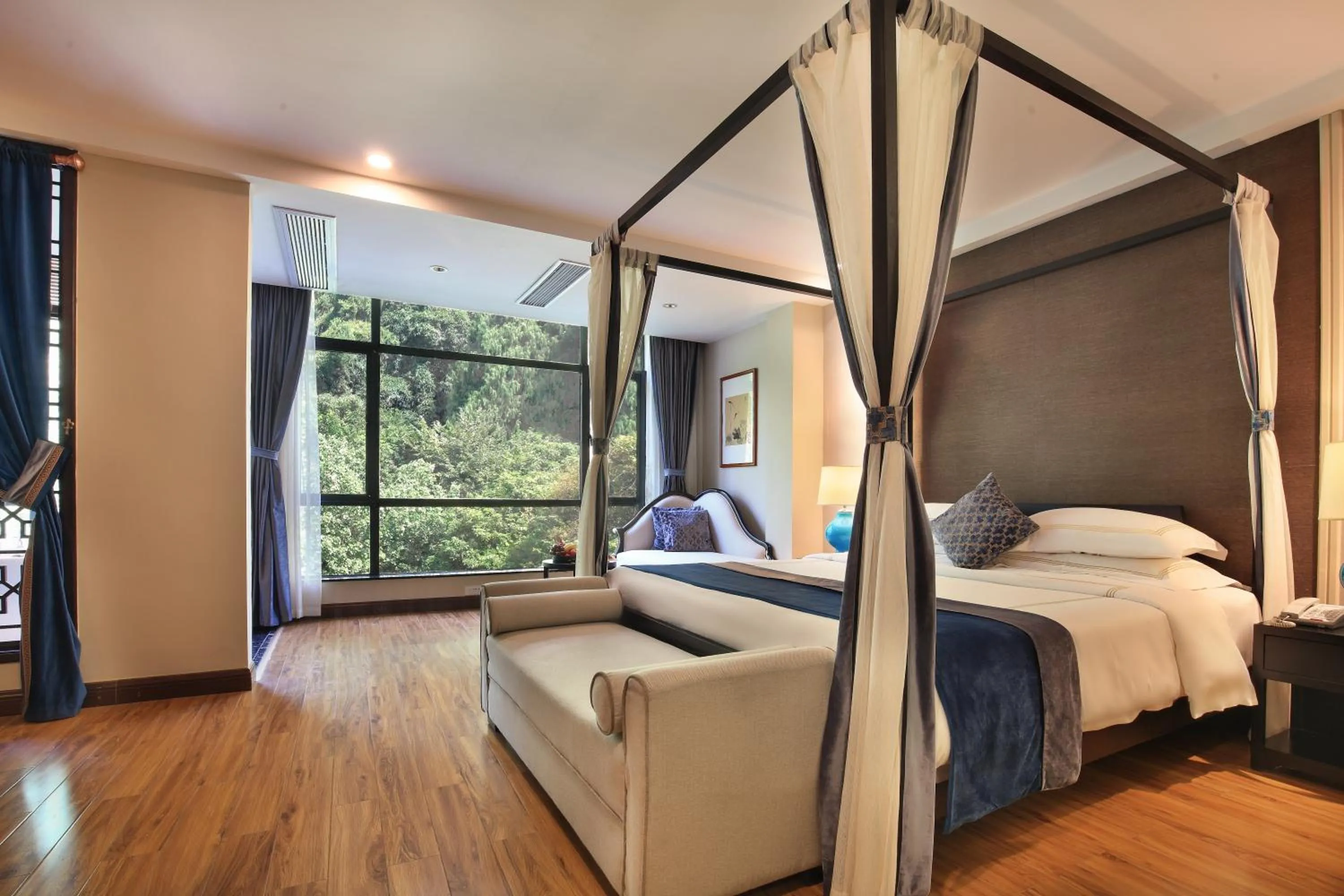 King Room with Mountain View in Yangshuo Lijiang Island Riverside Resort -Free pick up service and local guide walking along the river