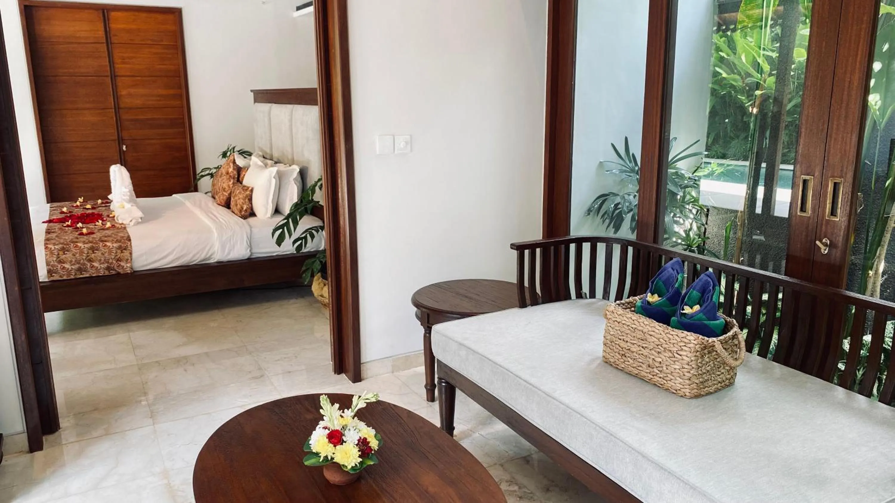 Seating area, Bed in Aria Exclusive Villas & SPA