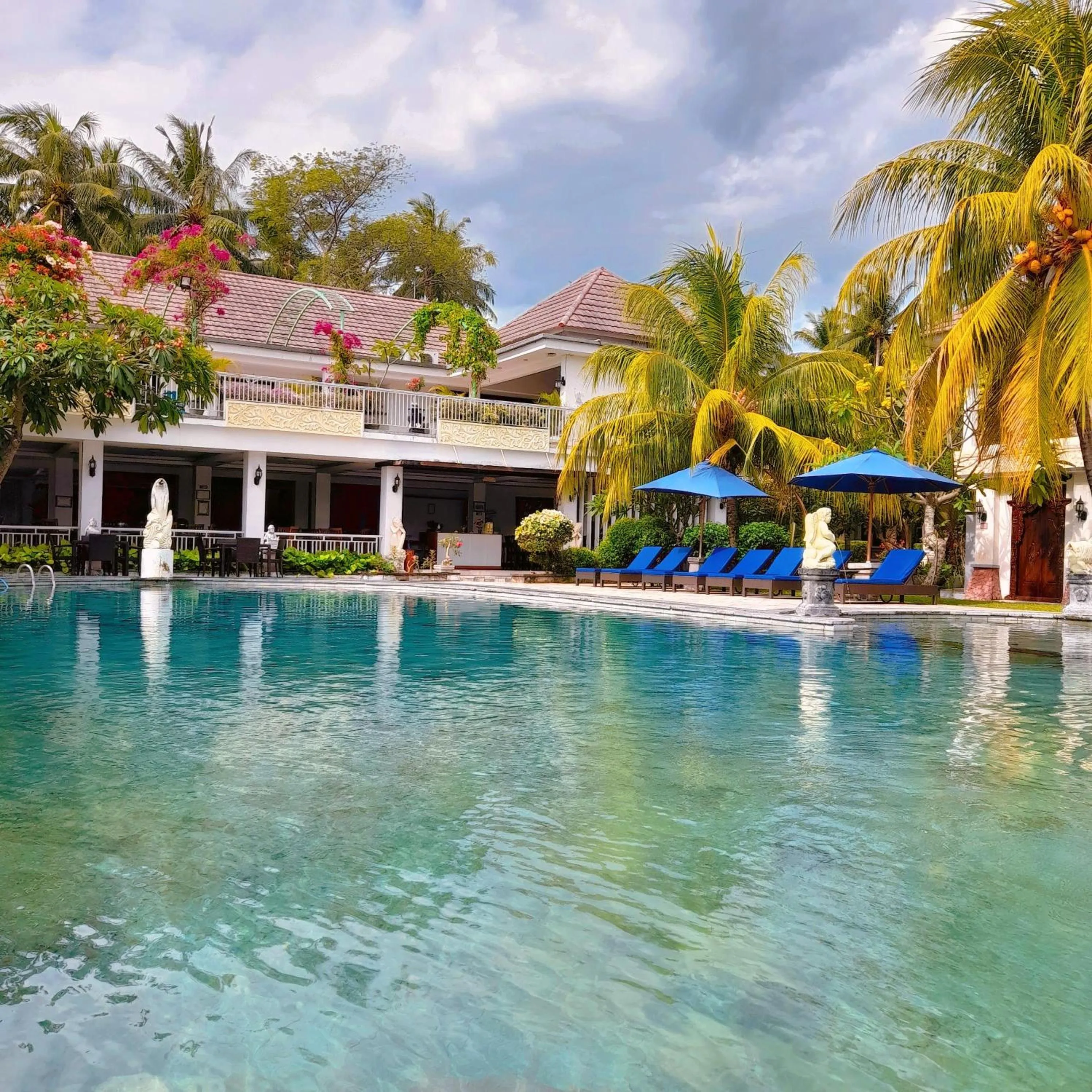 Swimming pool in Puri Saron Senggigi Hotel