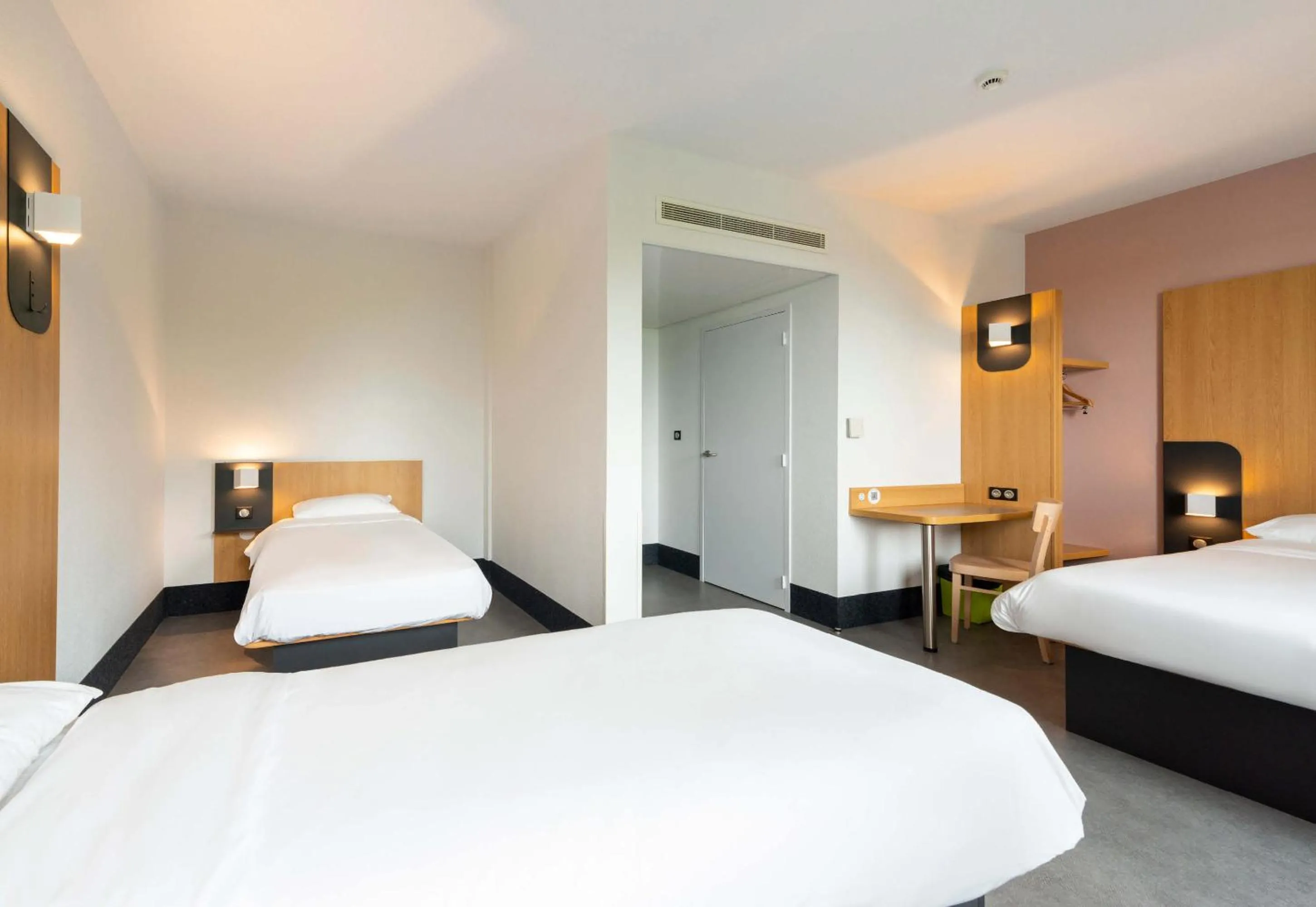 Bedroom, Bed in B&B HOTEL Nantes Savenay