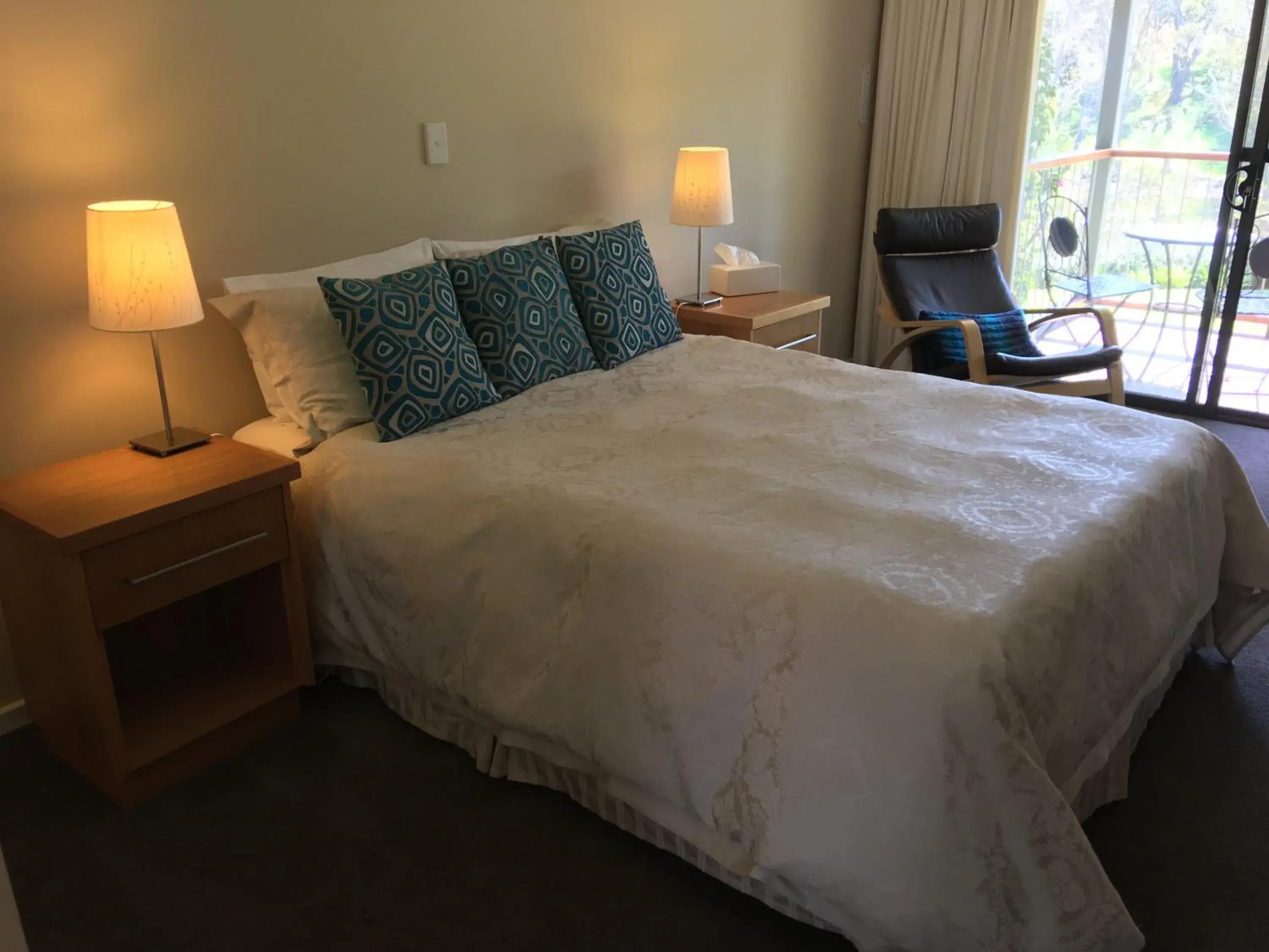 Queen Room with Balcony in Rickaty on Blackwood Queen Room with Balcony in Rickaty on Blackwood