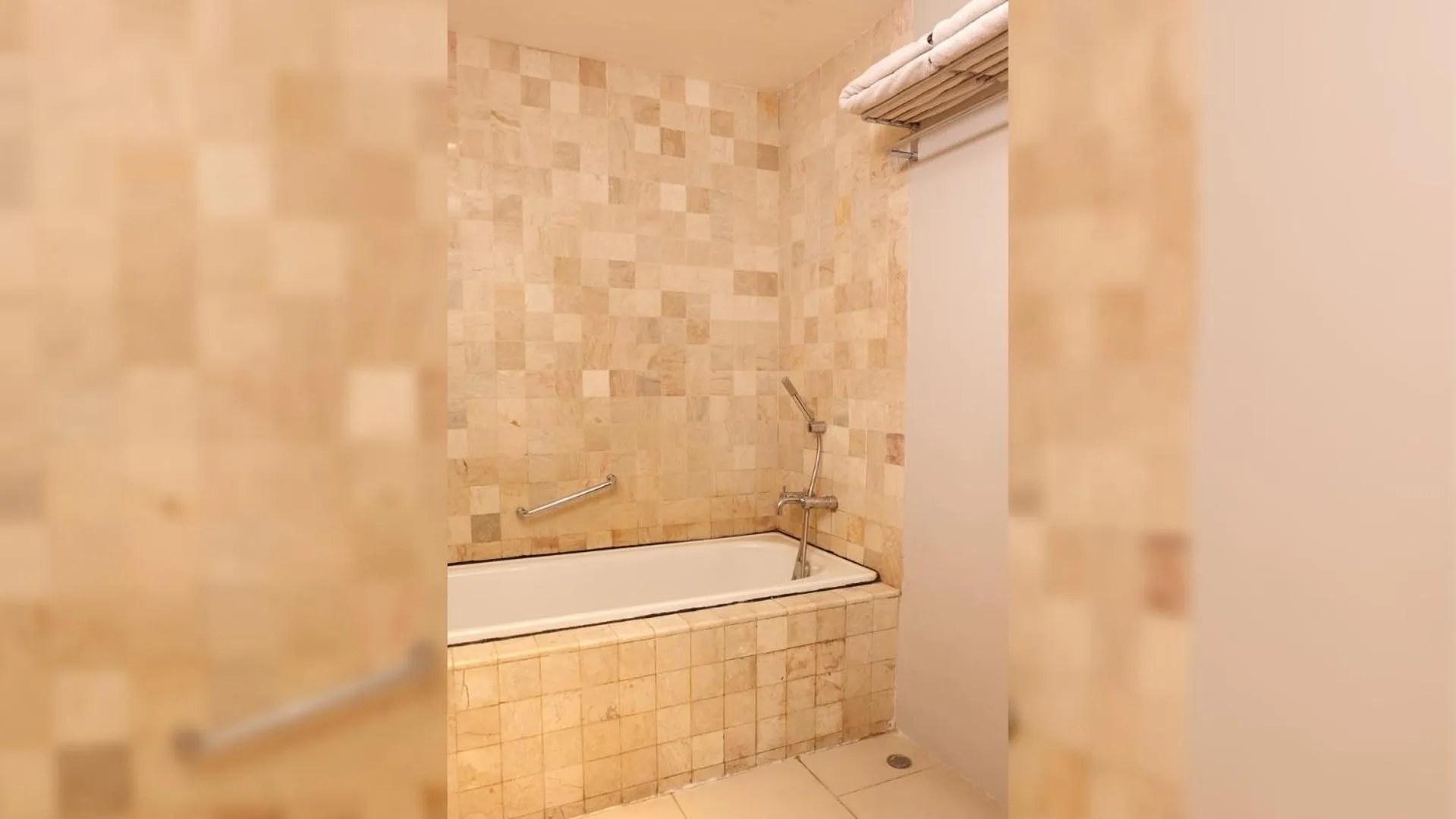 Bath in Golden Tulip Balikpapan Hotel & Suites