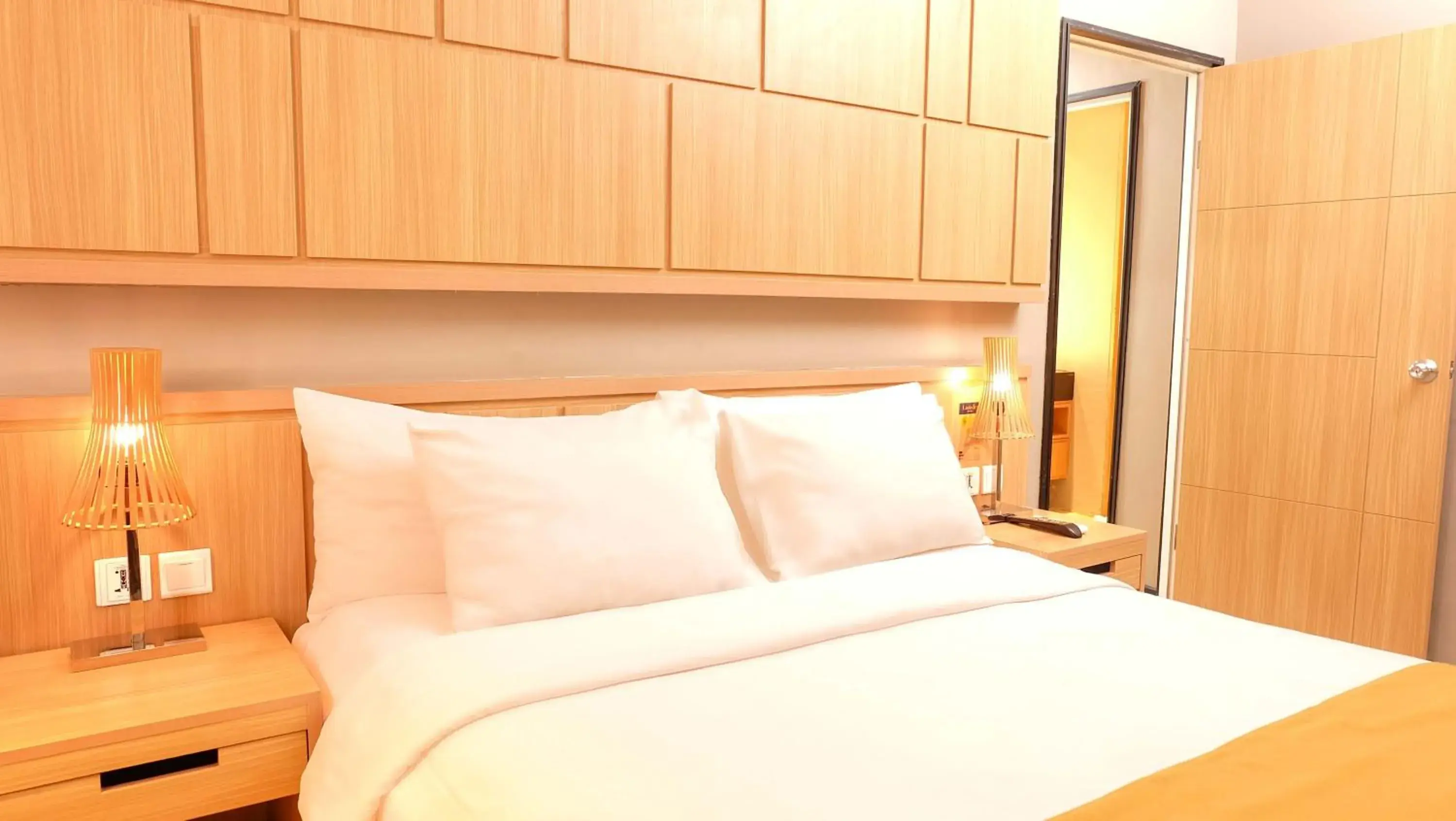 Bedroom, Bed in Golden Tulip Balikpapan Hotel & Suites Bedroom, Bed in Golden Tulip Balikpapan Hotel & Suites