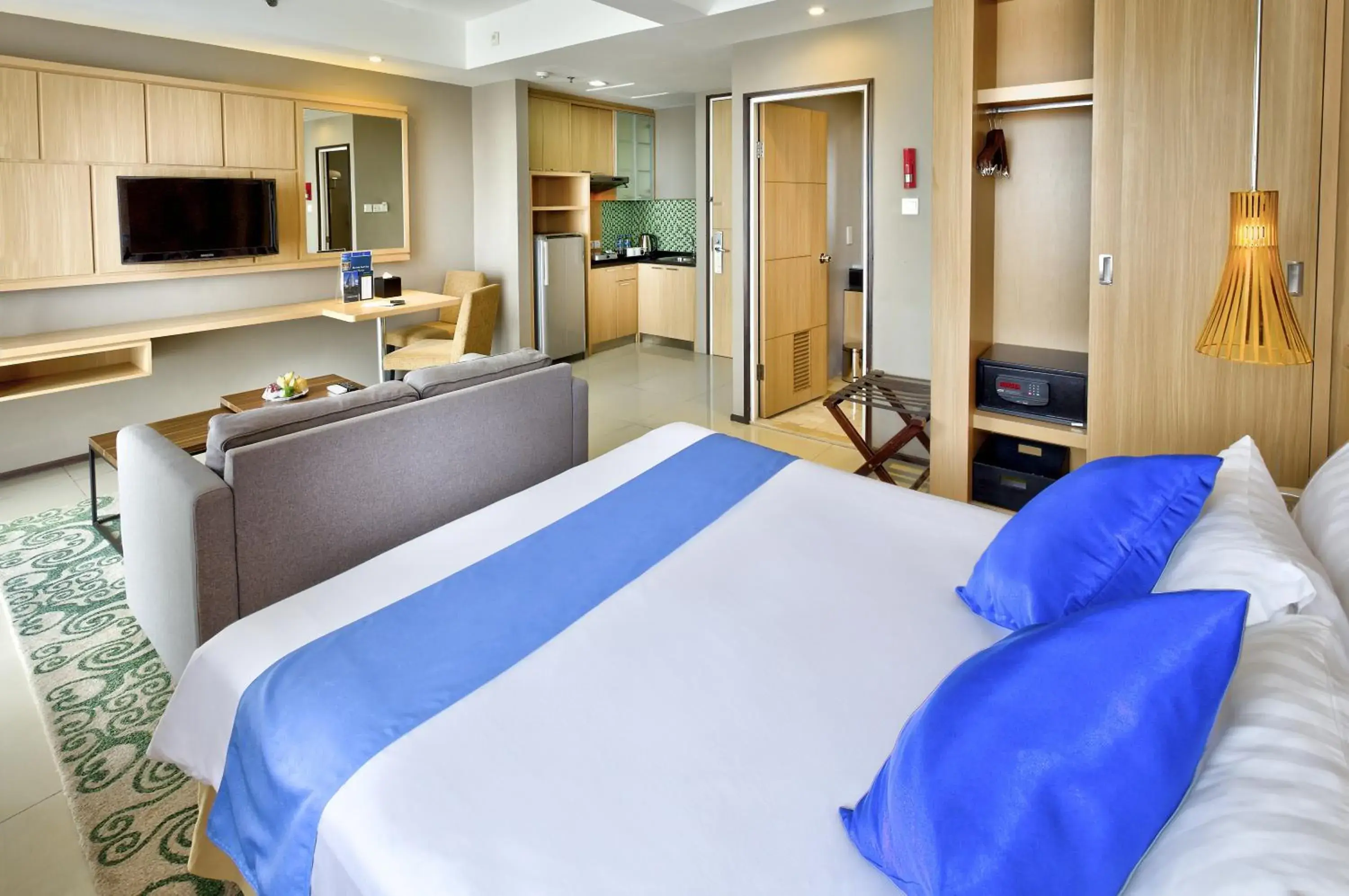 Bedroom, Bed in Golden Tulip Balikpapan Hotel & Suites Bedroom, Bed in Golden Tulip Balikpapan Hotel & Suites