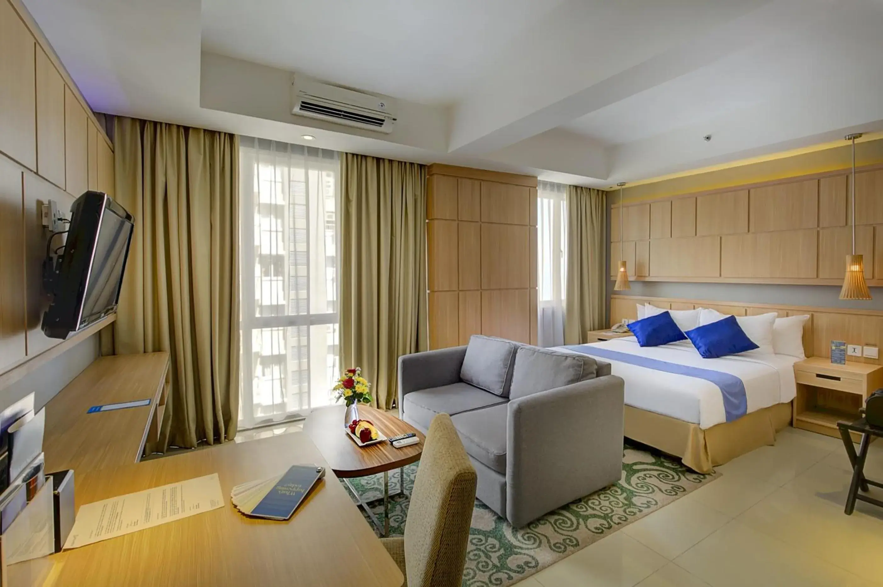 Bedroom, Bed in Golden Tulip Balikpapan Hotel & Suites Bedroom, Bed in Golden Tulip Balikpapan Hotel & Suites