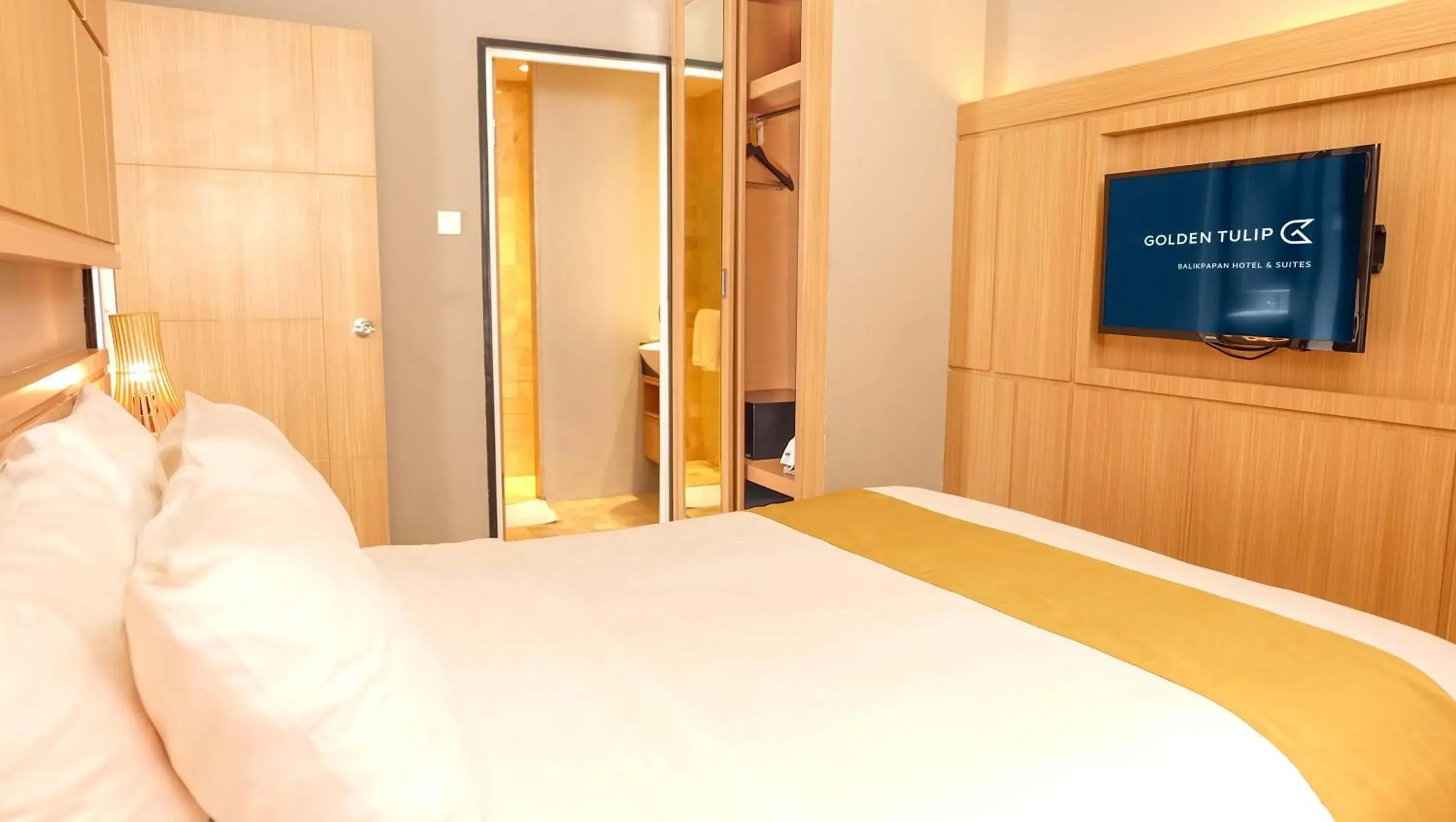 Bedroom, Bed in Golden Tulip Balikpapan Hotel & Suites Bedroom, Bed in Golden Tulip Balikpapan Hotel & Suites
