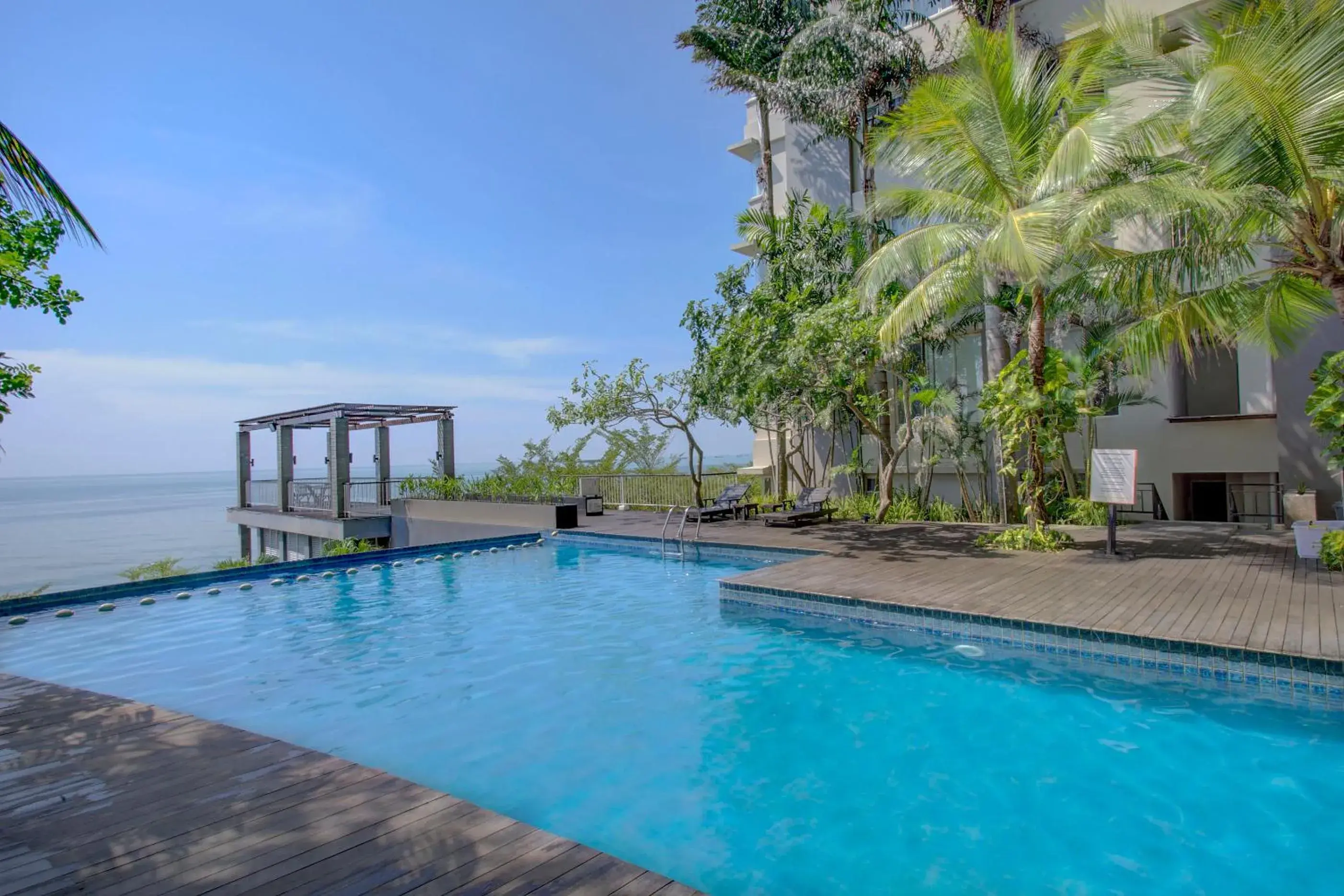 Swimming pool in Golden Tulip Balikpapan Hotel & Suites Swimming pool in Golden Tulip Balikpapan Hotel & Suites