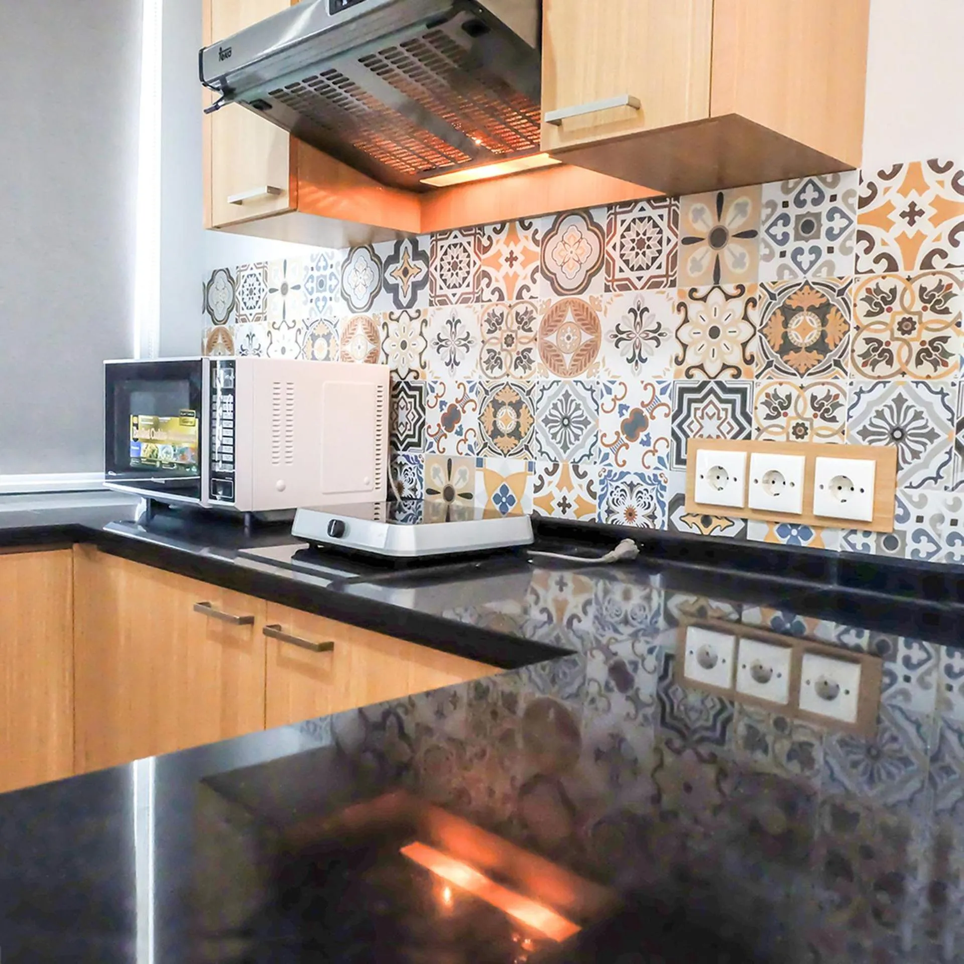 Kitchen or kitchenette in Golden Tulip Balikpapan Hotel & Suites