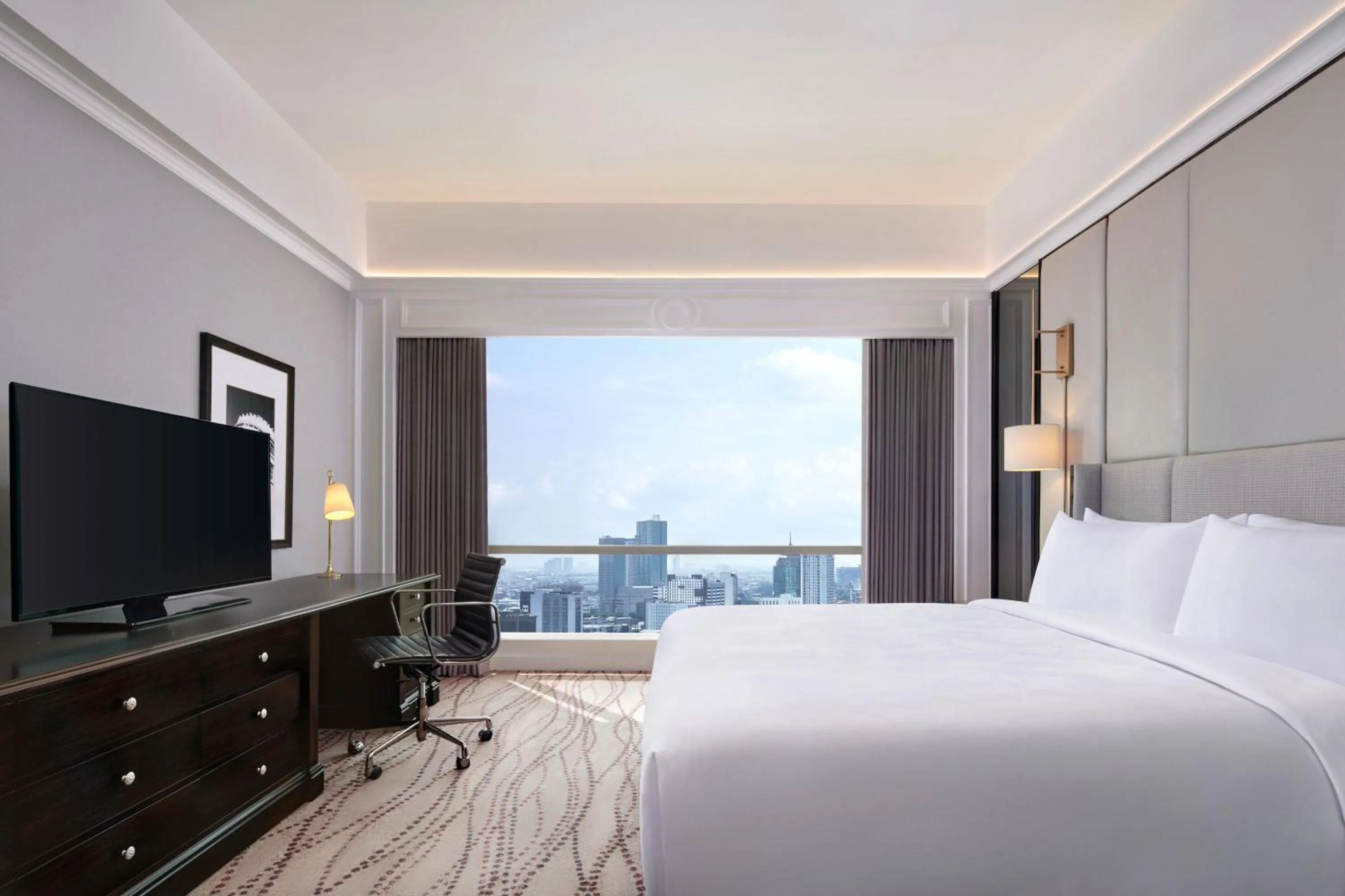 Photo of the whole room, Bed in JW Marriott Hotel Surabaya