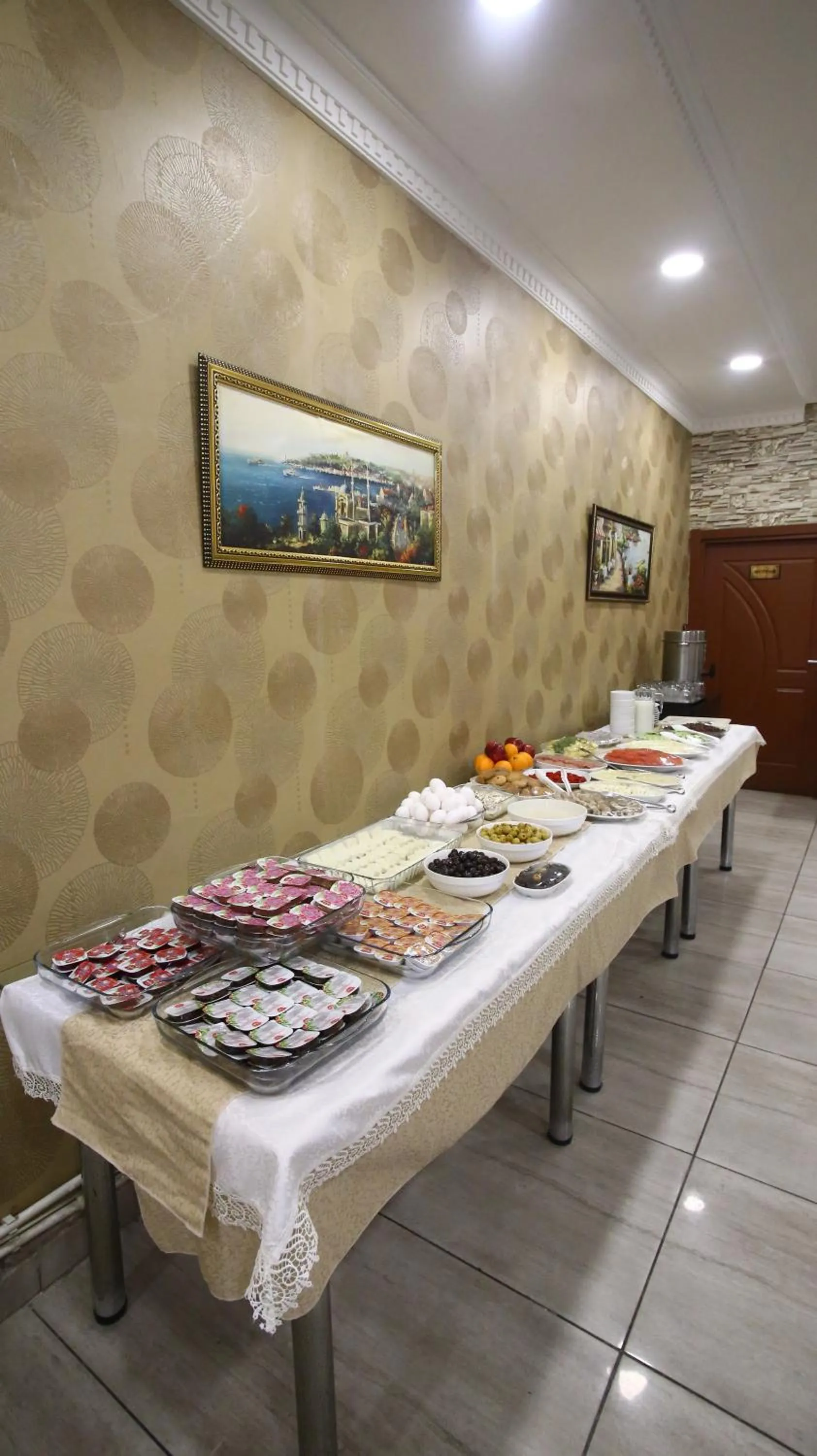 Breakfast in Fly Hotel