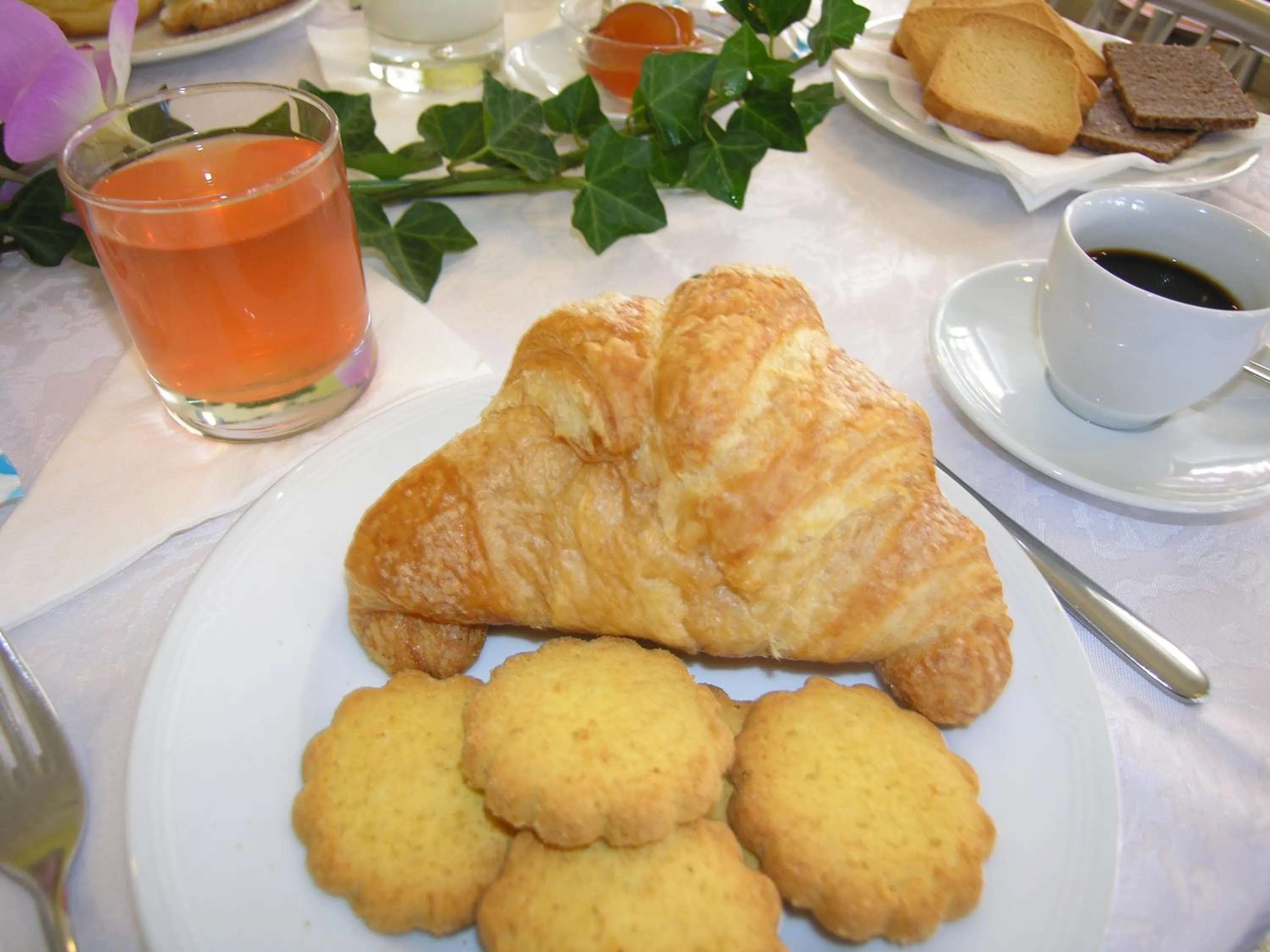 Continental breakfast in Hotel Garni Tahiti