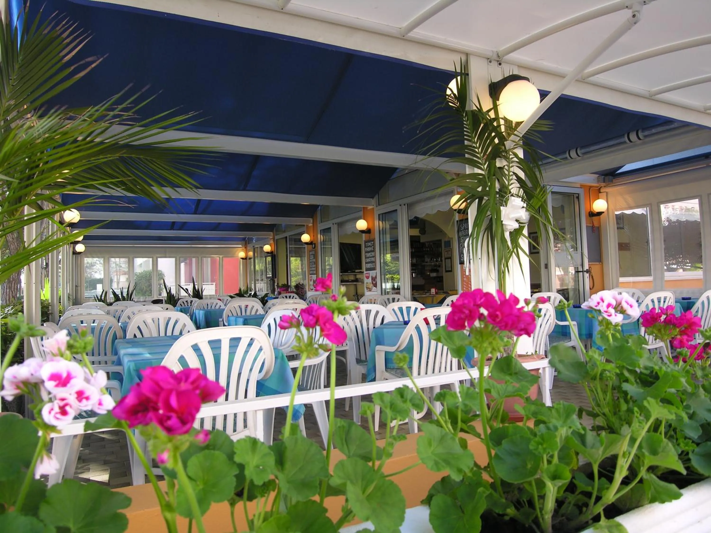 Communal lounge/ TV room in Hotel Garni Tahiti