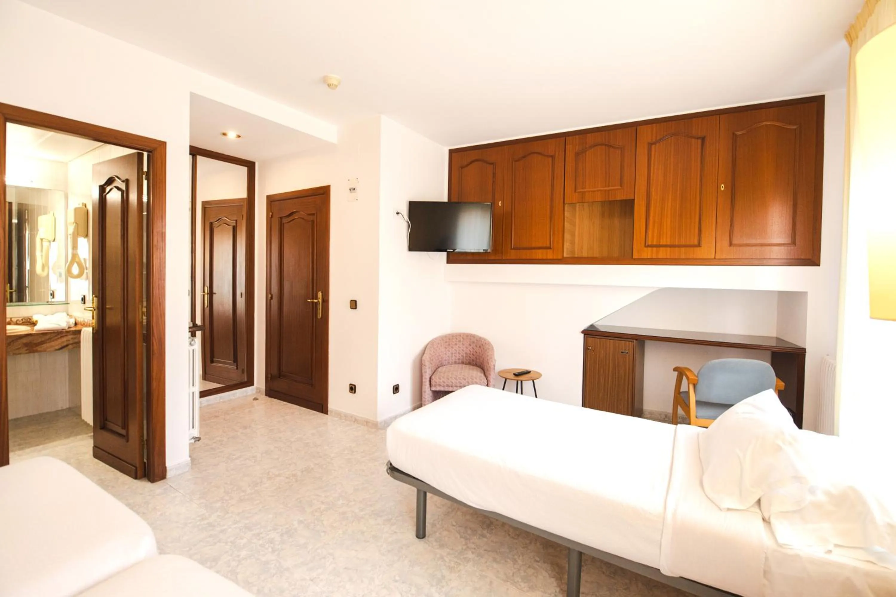 Photo of the whole room in Hotel Plaça