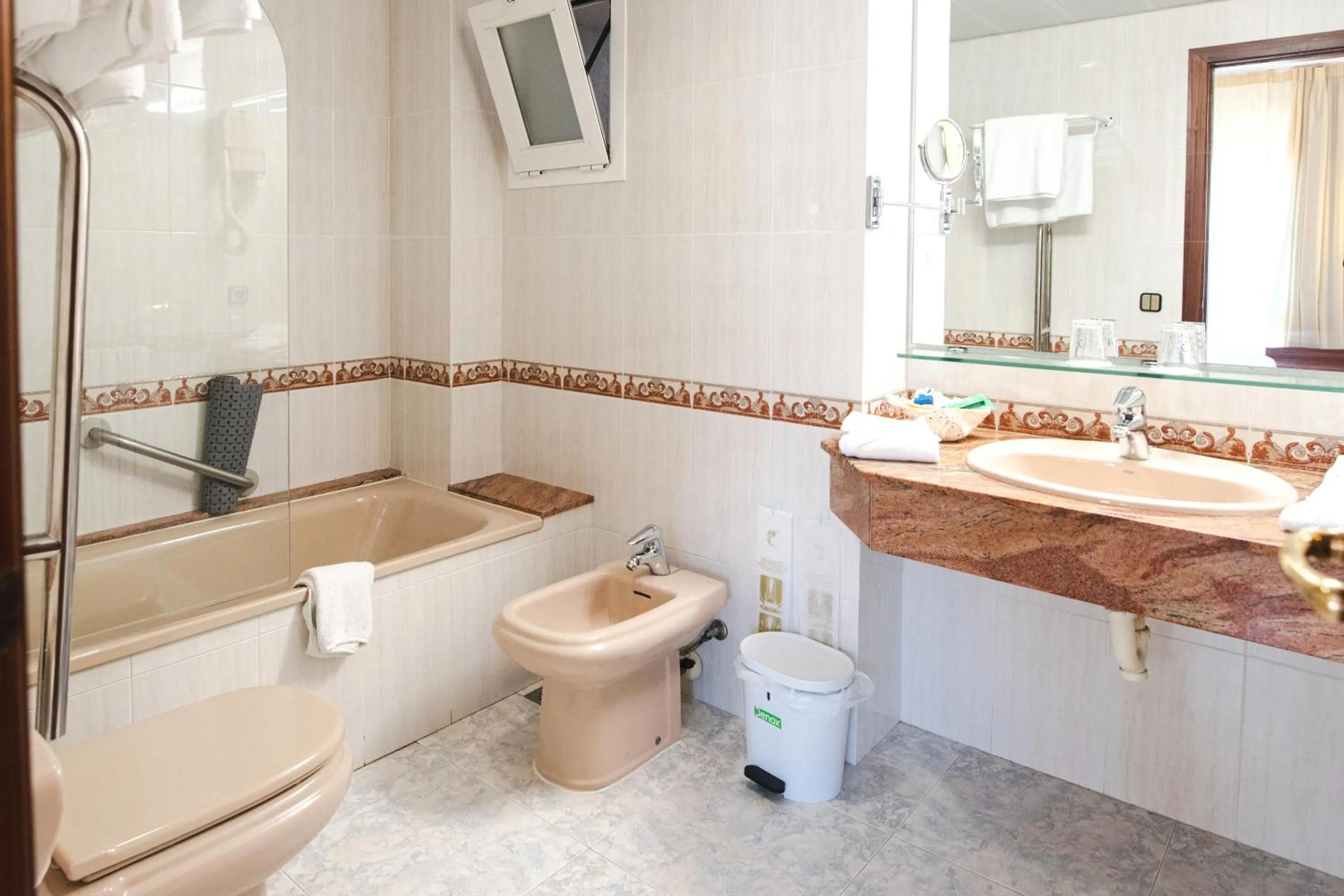 Bathroom in Hotel Plaça