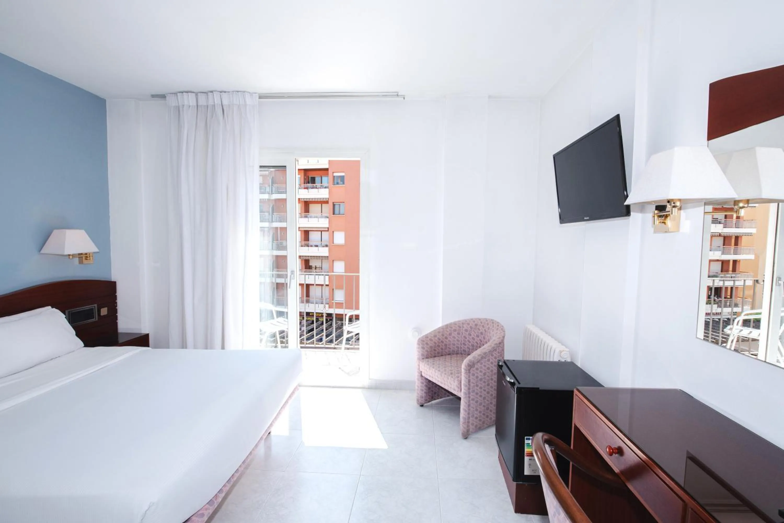 Balcony/Terrace, Bed in Hotel Plaça